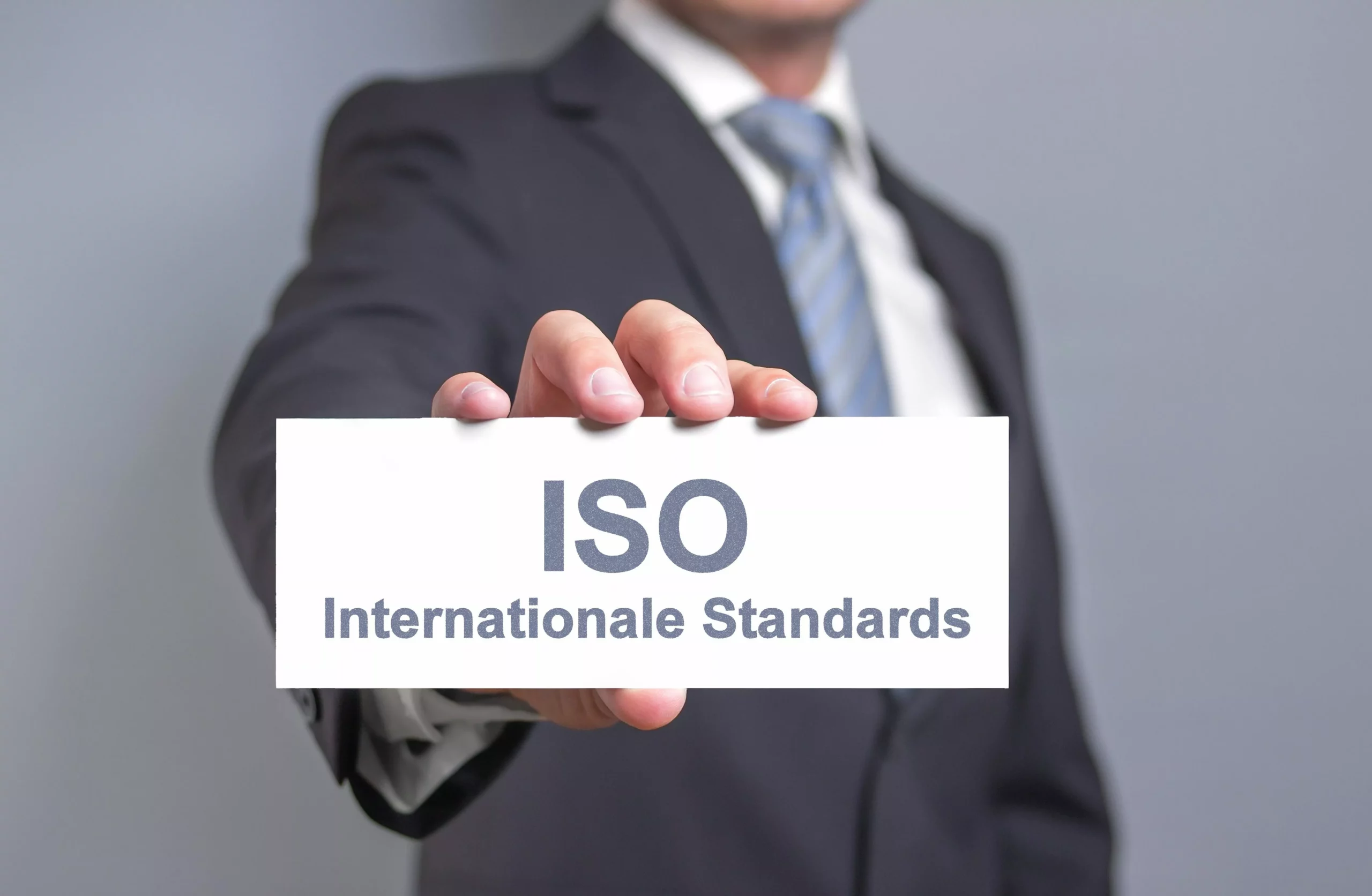 Persona mostrando letrero de la norma estándar internacional ISO 20000