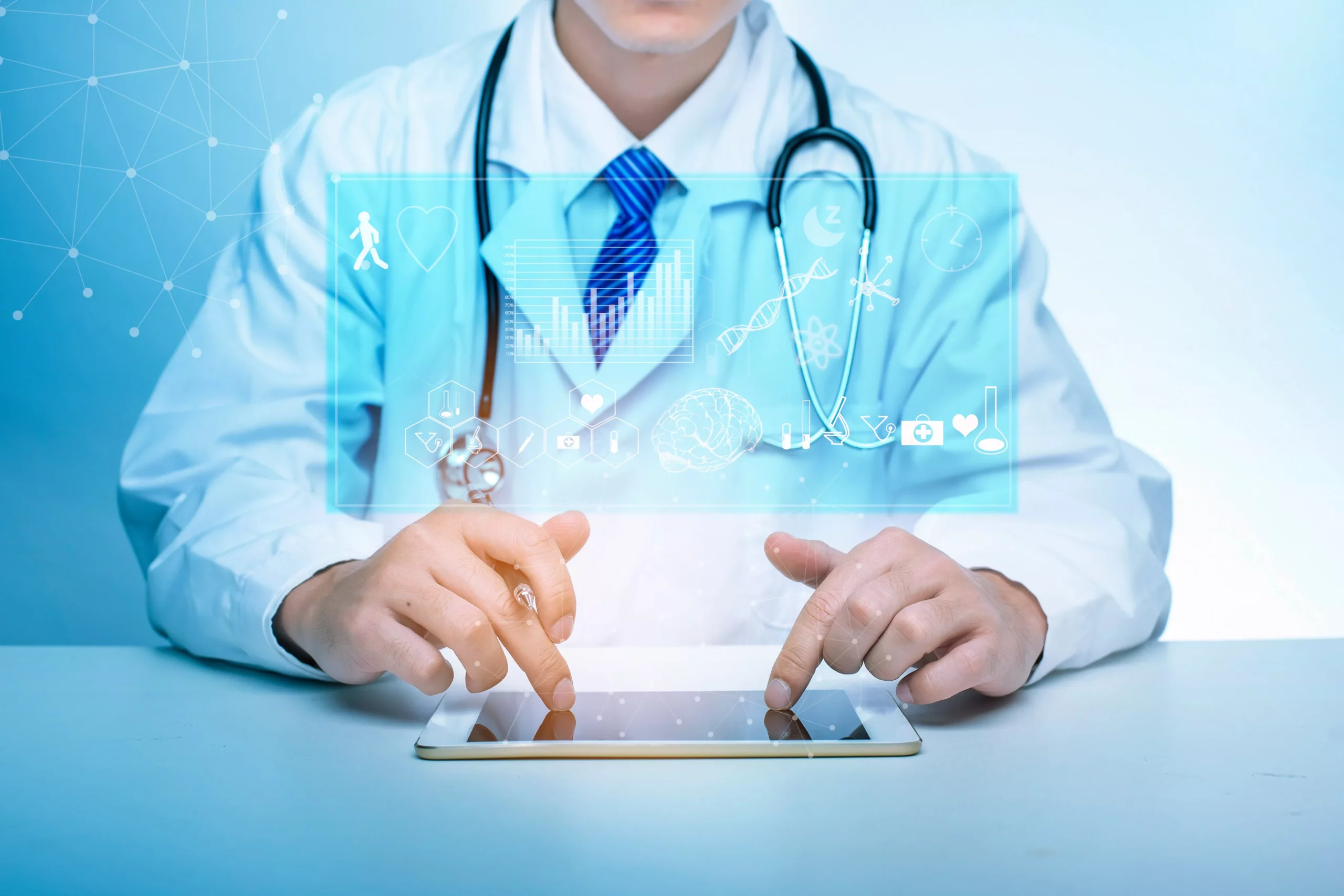 Doctor frente a una tableta revisando información sobre sector salud y las ciberamenazas