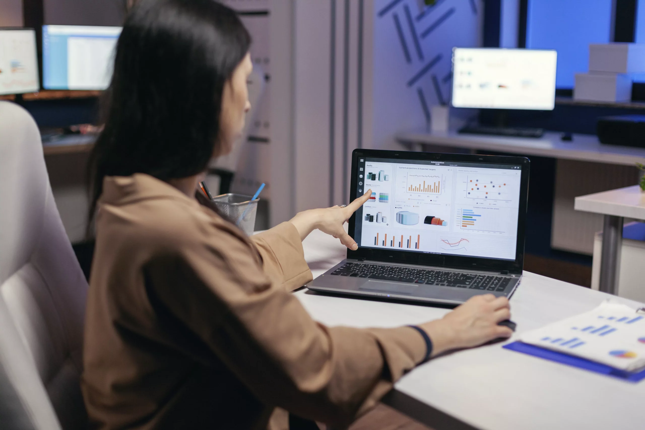 Mujer frente a laptop, invierte en una plataforma de gestión para múltiples clientes