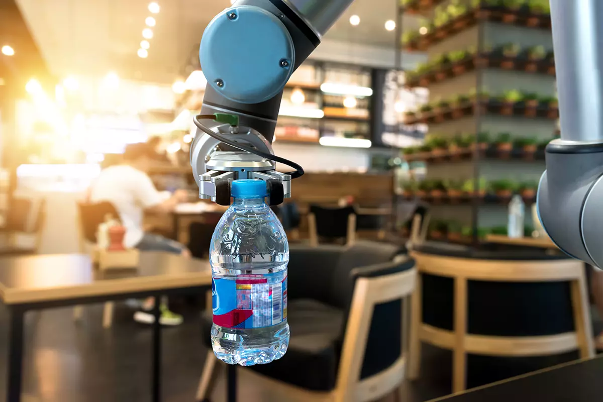 De fondo un Restaurante en Holanda usa robots meseros para promover distanciamiento social