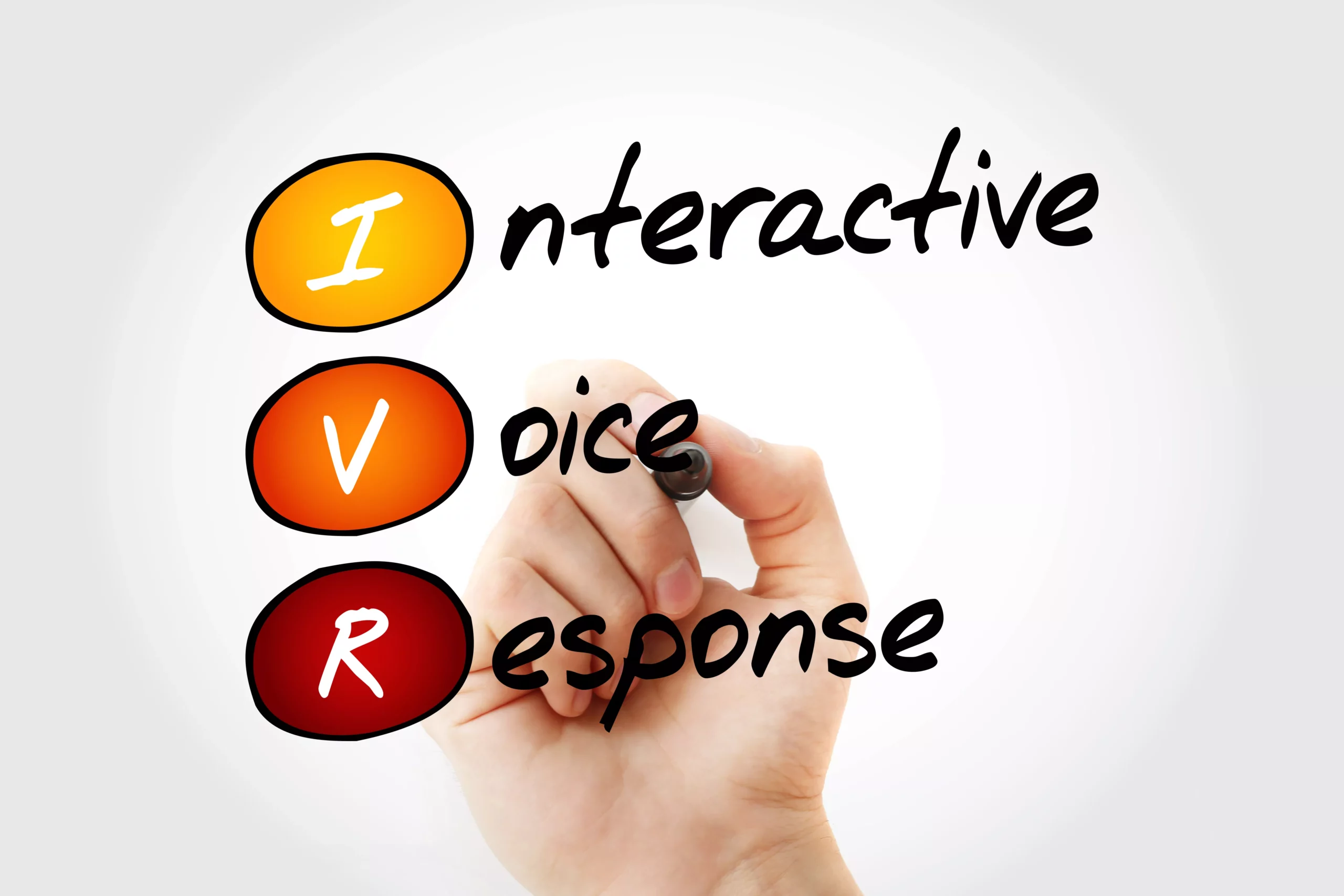 Persona escribiendo 3 iniciales I V y R, Interactive, Voice y Response, represetnando 5 aspectos a considerar antes de elegir una voz para IVR