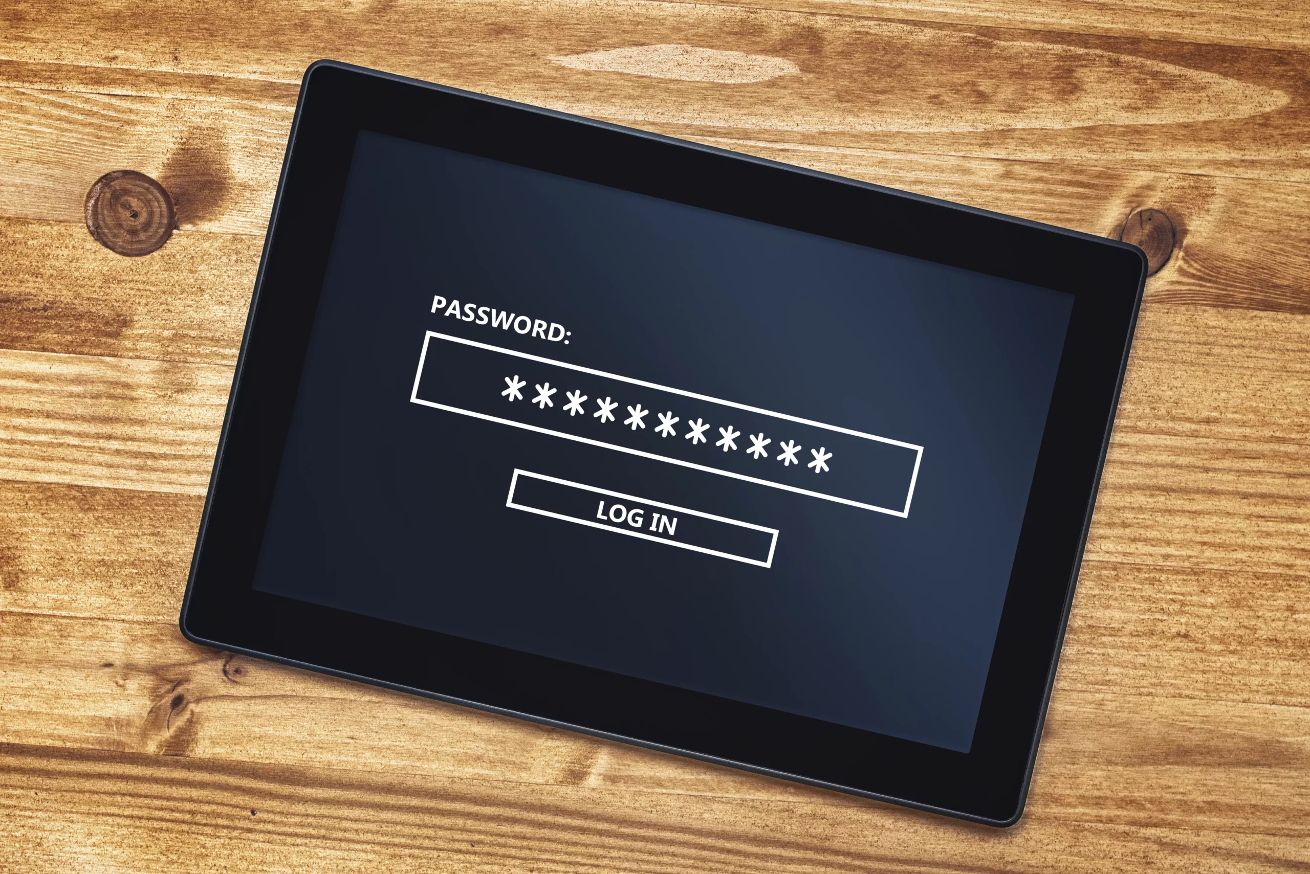 Tableta sobre un escritorio en la pantalla un password para loguearse. Dan a conocer las contraseñas más usadas del 2020
