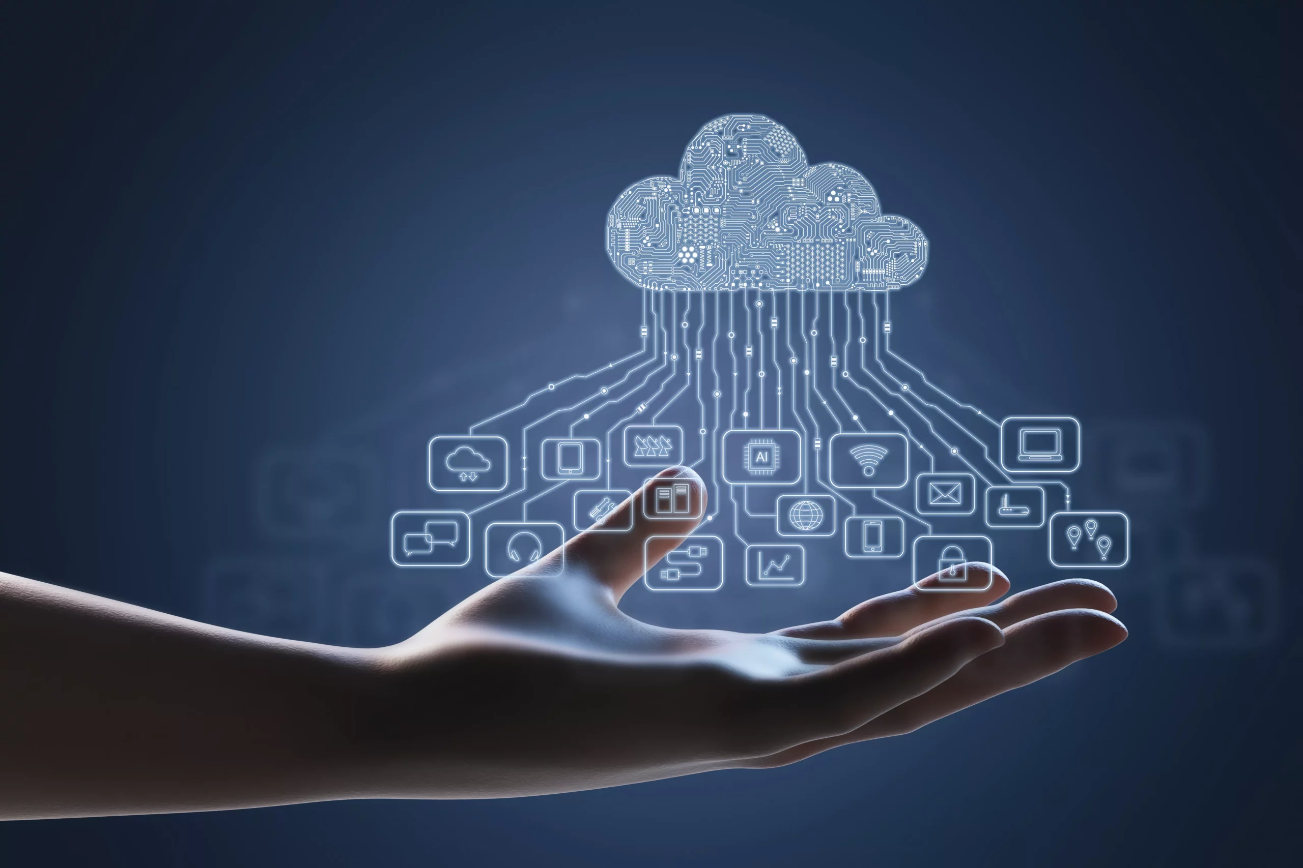 mano de una persona sosteniendo una nube digital con todos los servicios de red. Representando multicloud y su impacto en la empresa