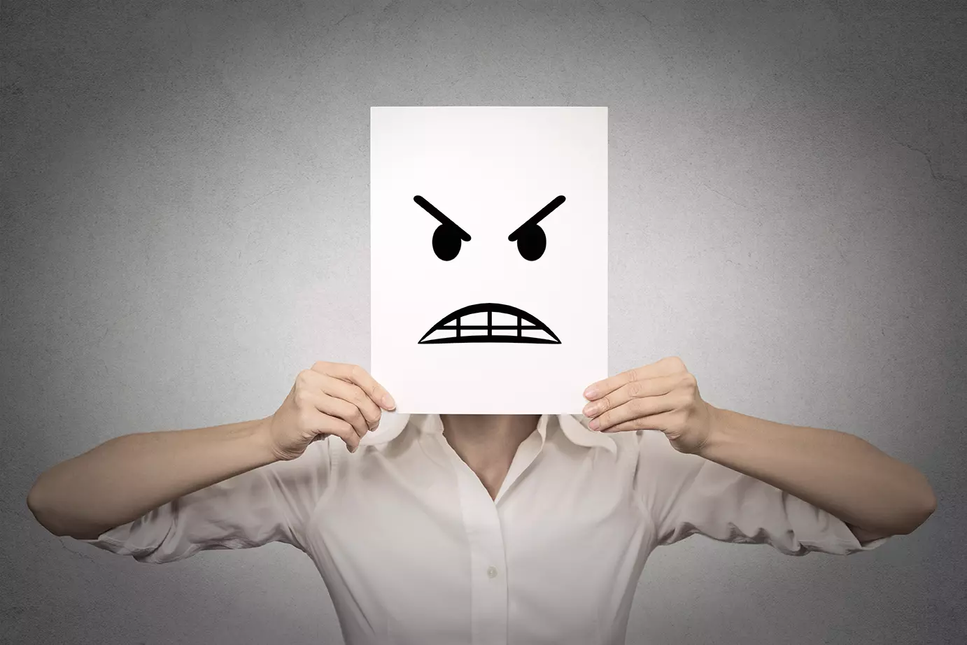 Persona con cara enojada, resolución de conflictos con clientes