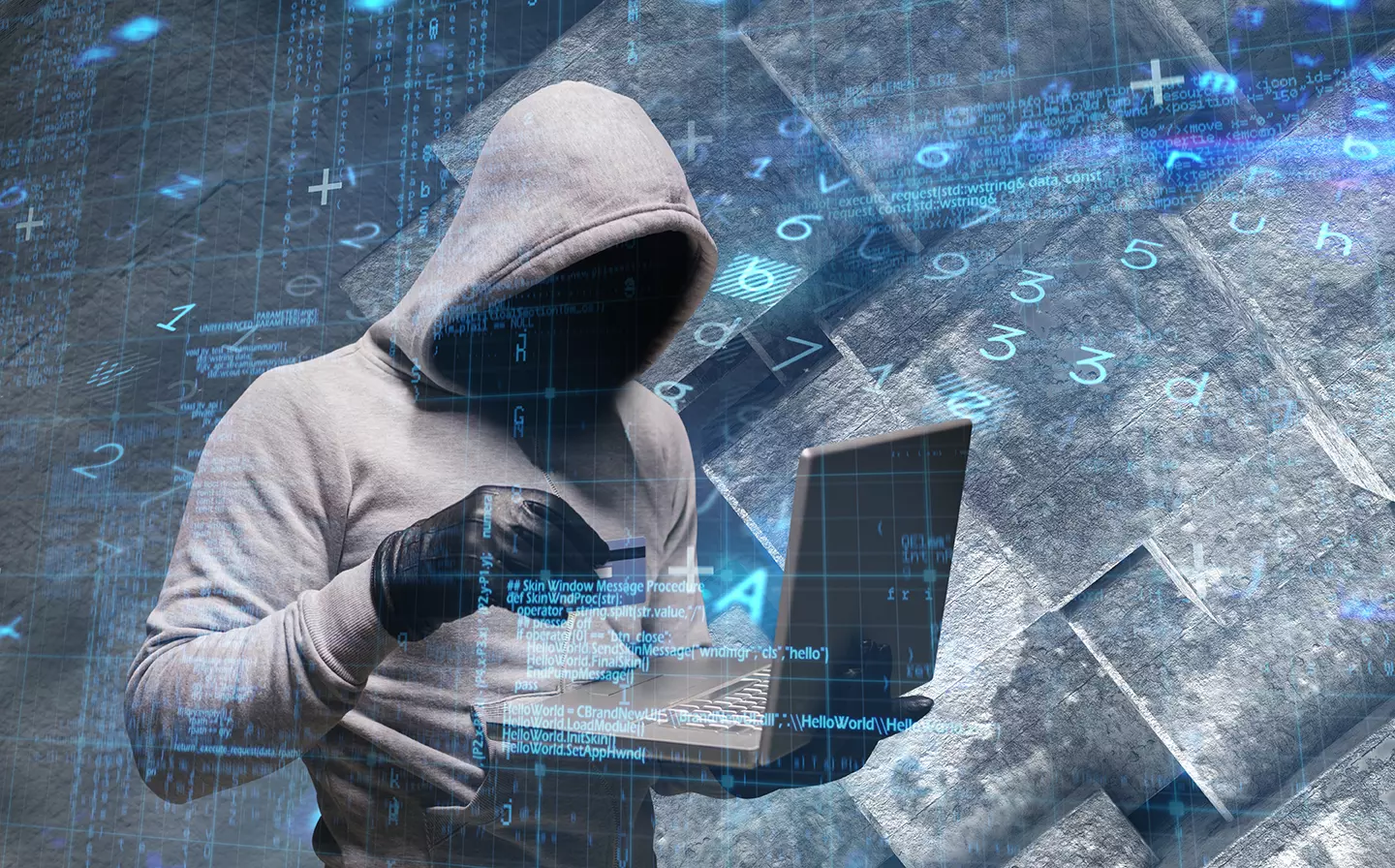 Hacker frente a computadora representando a criminales que están usando deepfakes para robar dinero a empresas