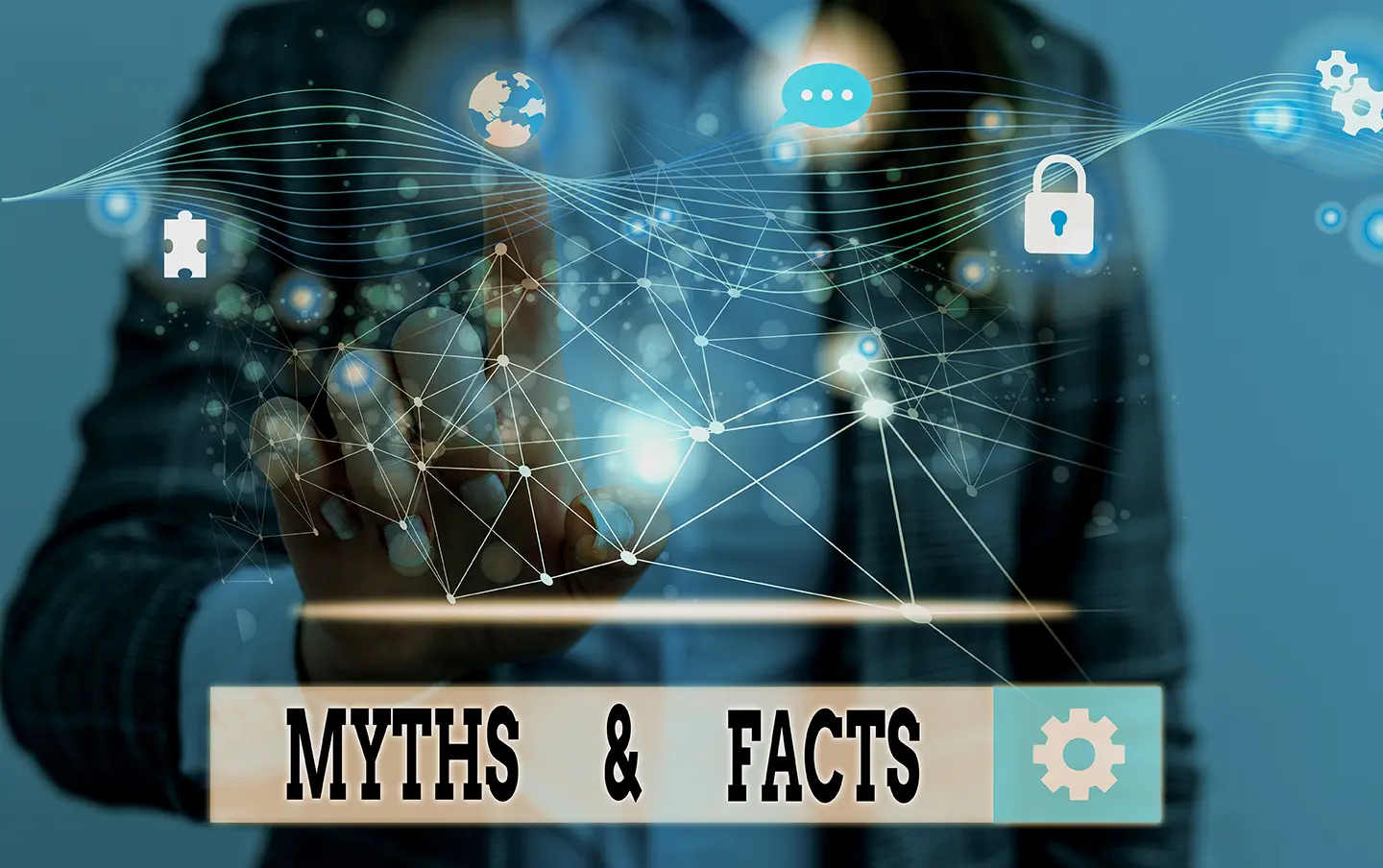 Hombre frente a letrero: Myths & facts sobre la vitualización