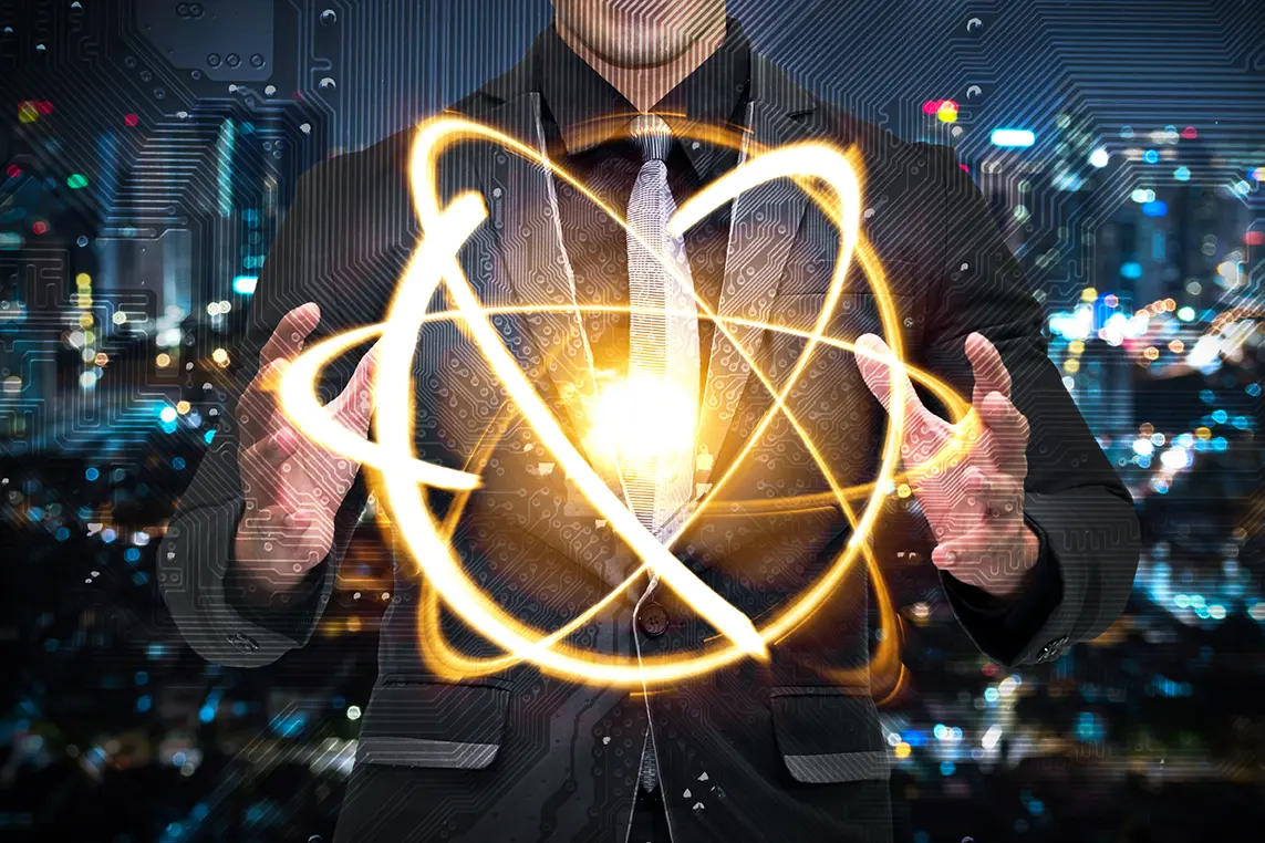 Hombre con traje y fondo tecnológico sosteniendo entre sus manos una esfera cuántica giratoria dorada, dando referencia a Amazon Braket y el nuevo servicio de computación cuántica.