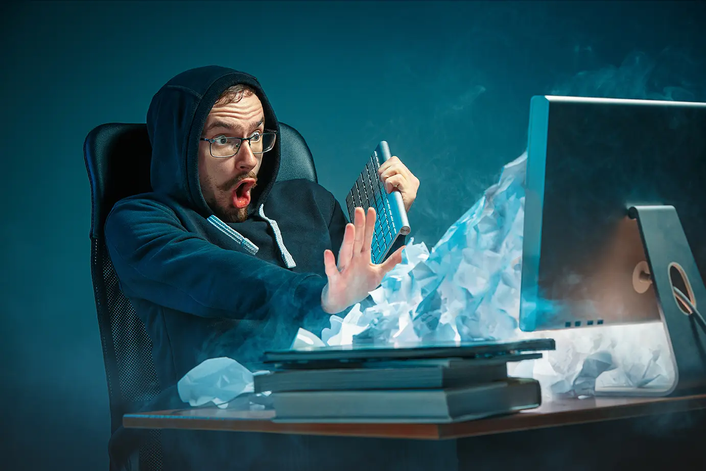 Persona frente a computadora, evitar spam en correo electrónico