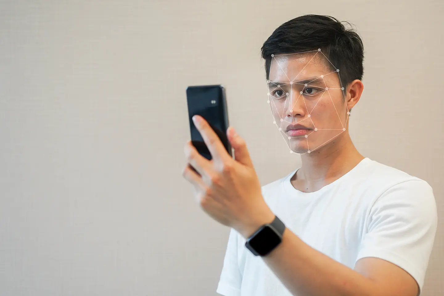 Hombre frente a su celular escaneando su rostro. El escaneo facial es obligatorio en China para poder comprar un celular.