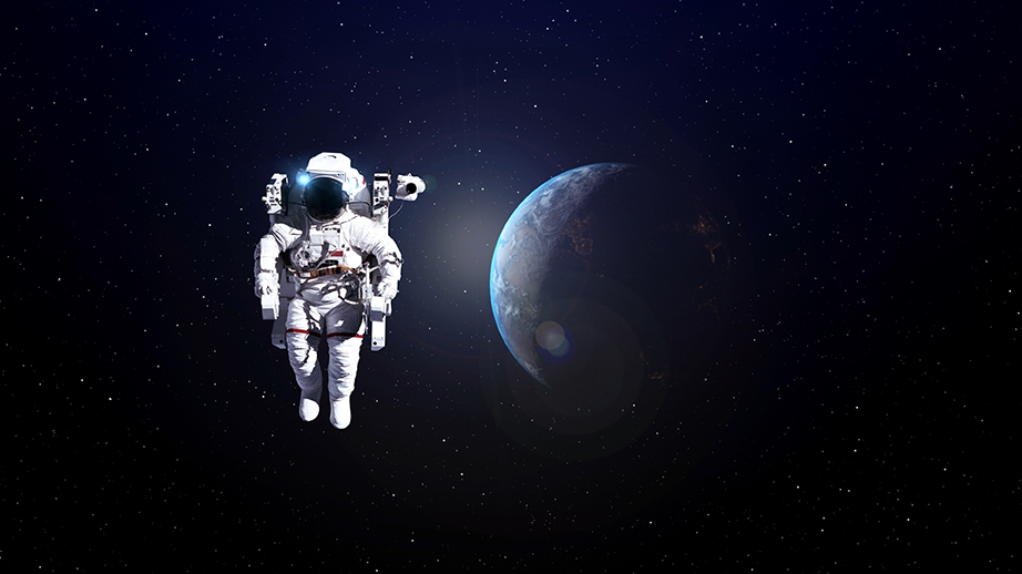 Astronauta flotando en el espacio y al fondo el planeta tierra, representando el caso de Martine Rothblatt y los moonshots
