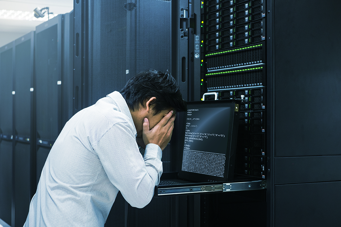 Persona frente a la computadora lamentándose, causas más comunes de pérdida de datos