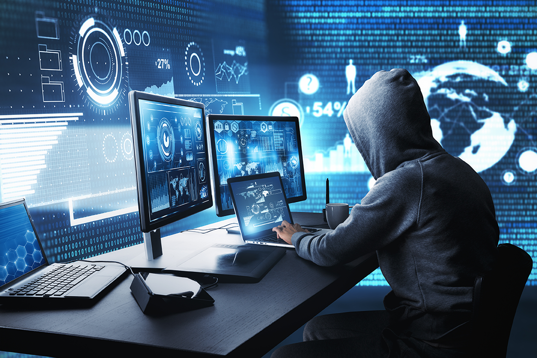 Hacker con una sudadera frente a computadora en un centro virtual mostrando cuál es la diferencia entre un hacker y un cracker