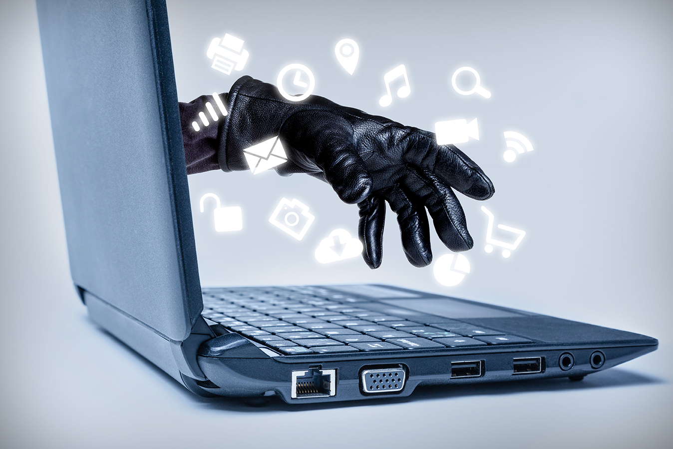 Mano saliendo del monitor de una laptop, reconocer ataques de phishing