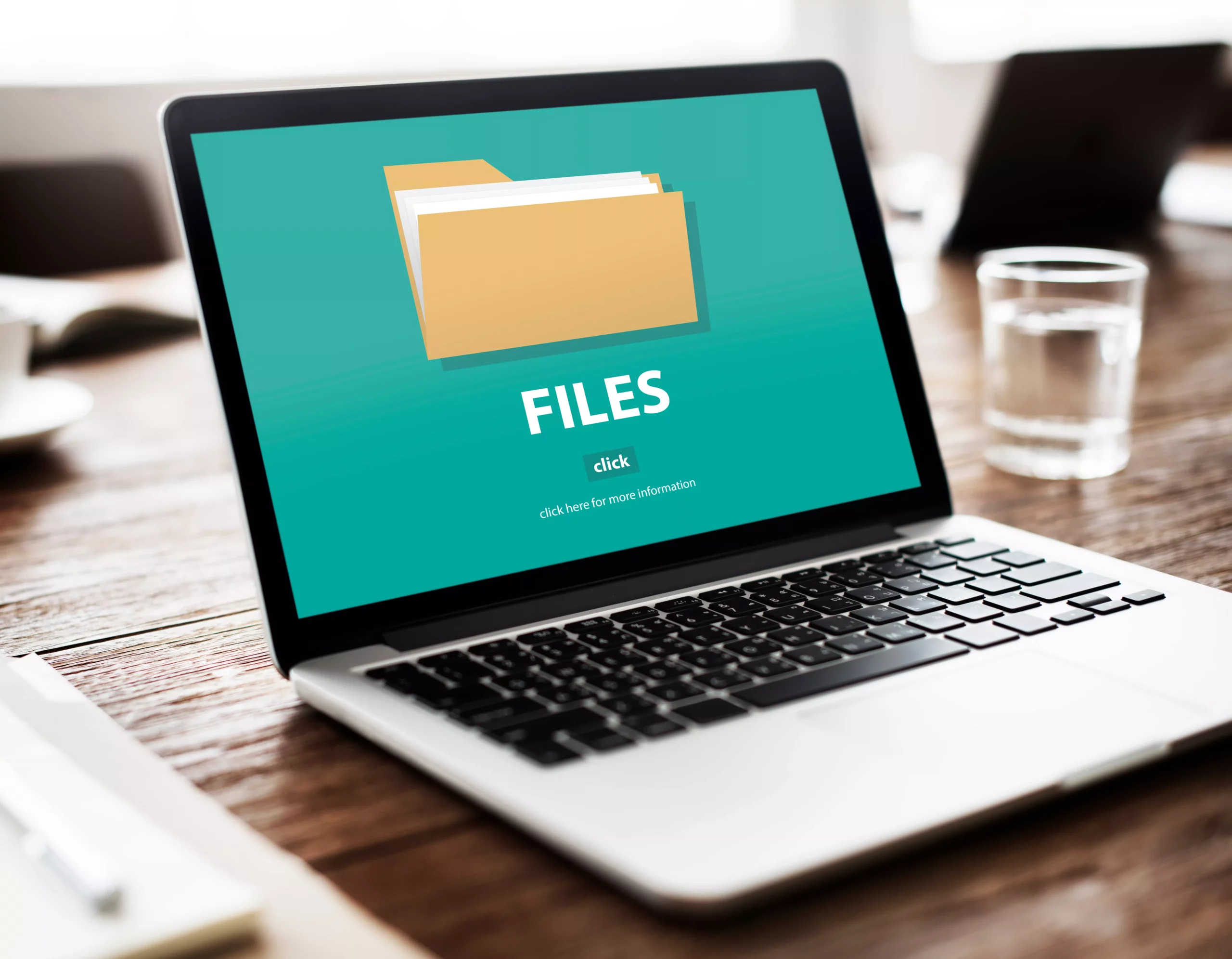 Computadora abierta, en la pantalla una imagen de un folder representando archivos. File Analysis y el análisis de archivos