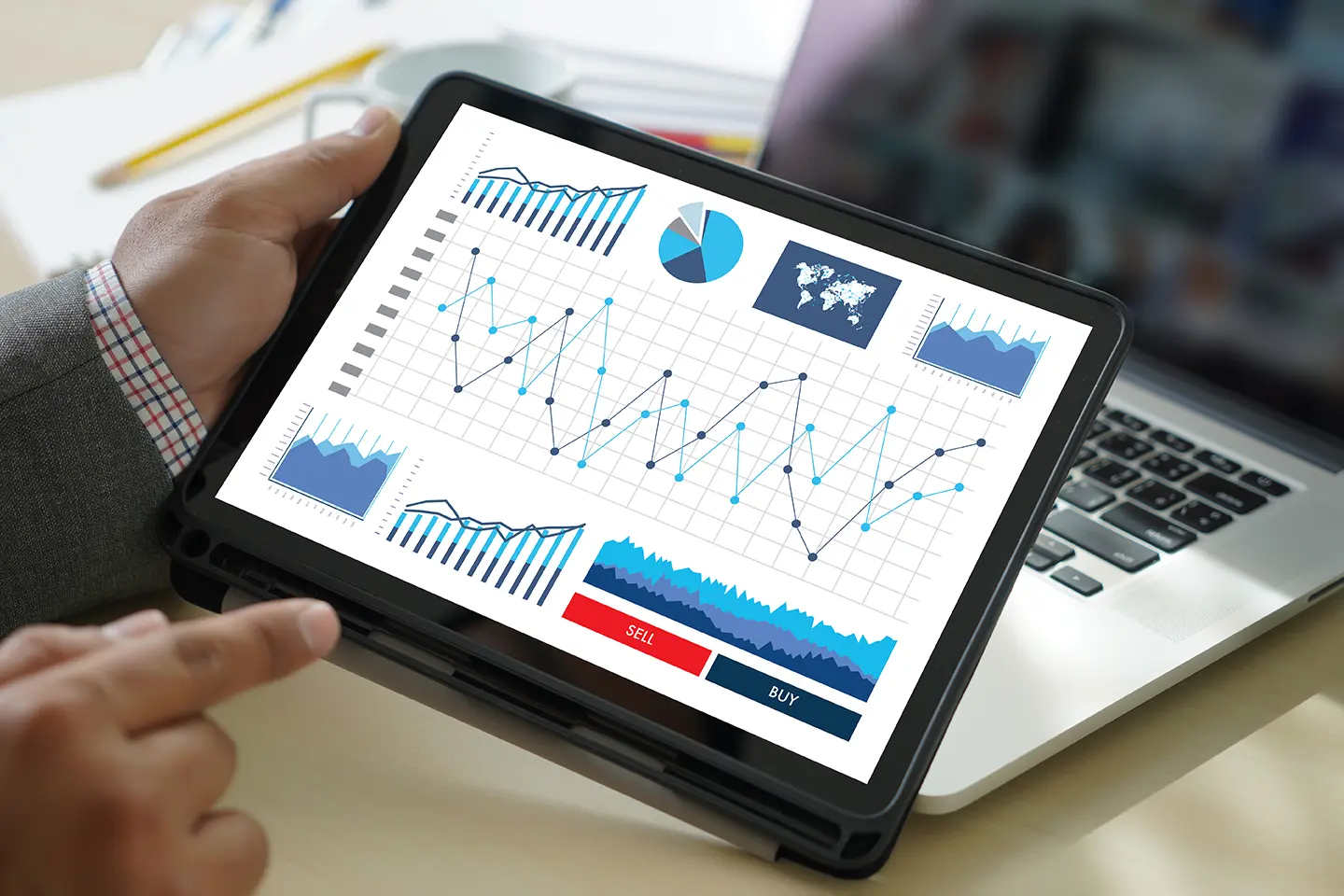 Tablet con imagen de Zoho Analytics y la creación de informes