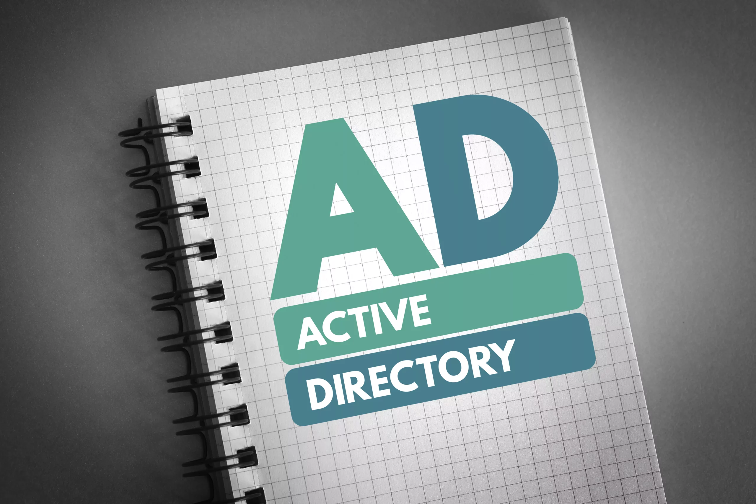 Cuaderno con la anotación Active Directory. Acciones que fortalecerán la seguridad de tu directorio activo