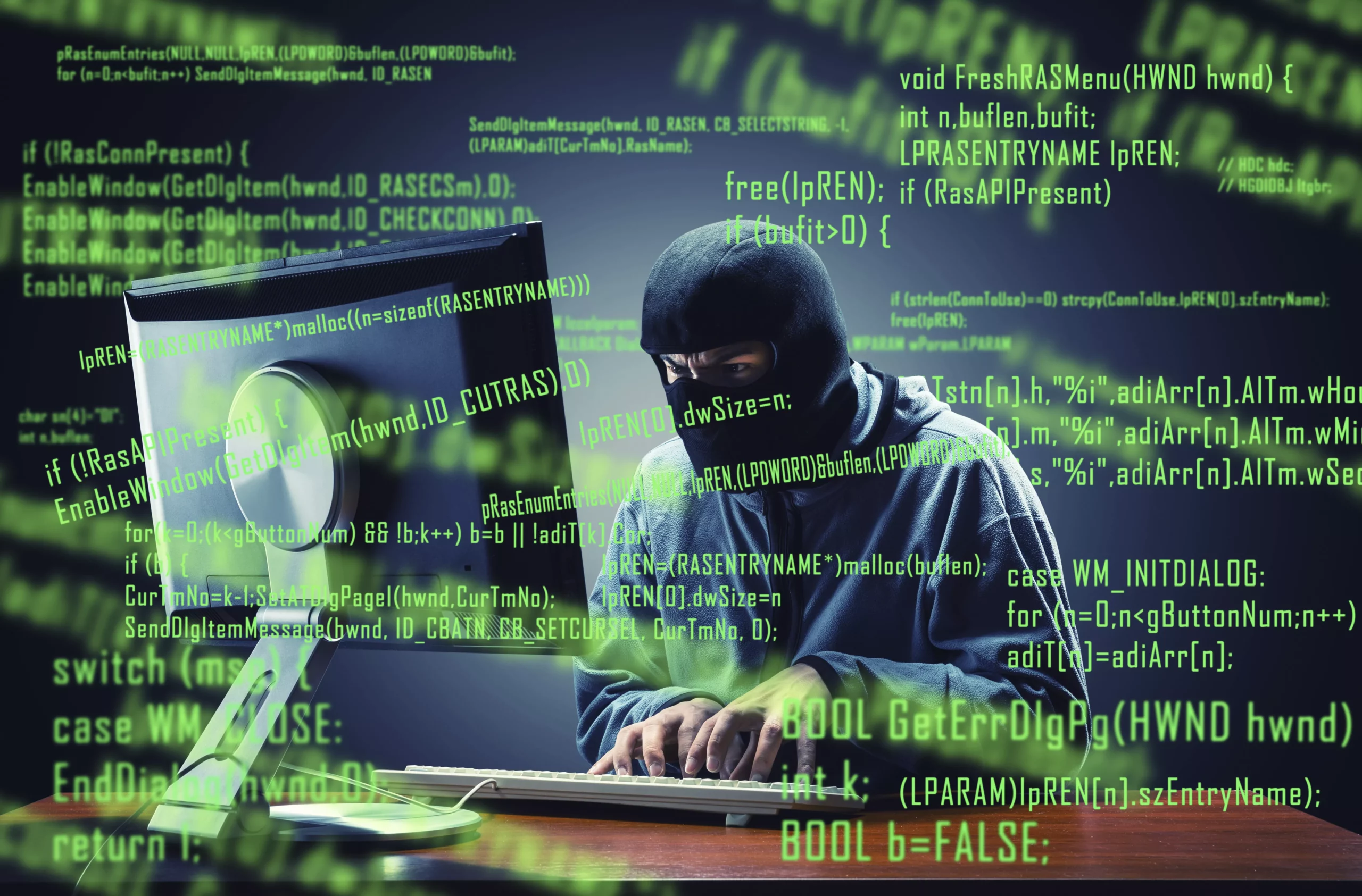 Persona con capucha frente a computador, ataques de ransomware se multiplican por diez en 2021