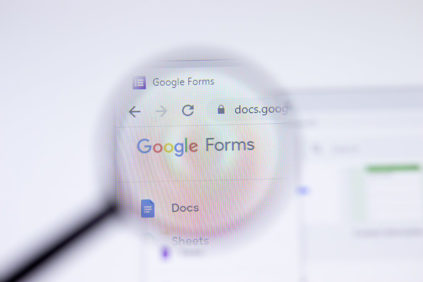 Pantalla con lupa en el logotipo de Google Forms