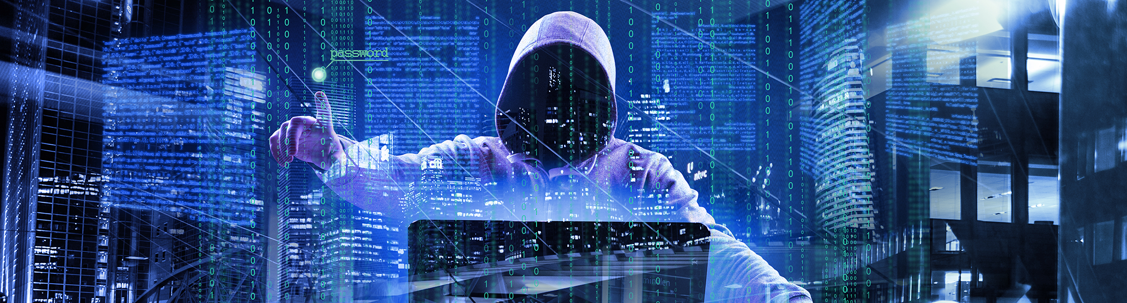 Persona con capucha frente a la computadora porque los ataques cibernéticos tienen como objetivo a los bancos