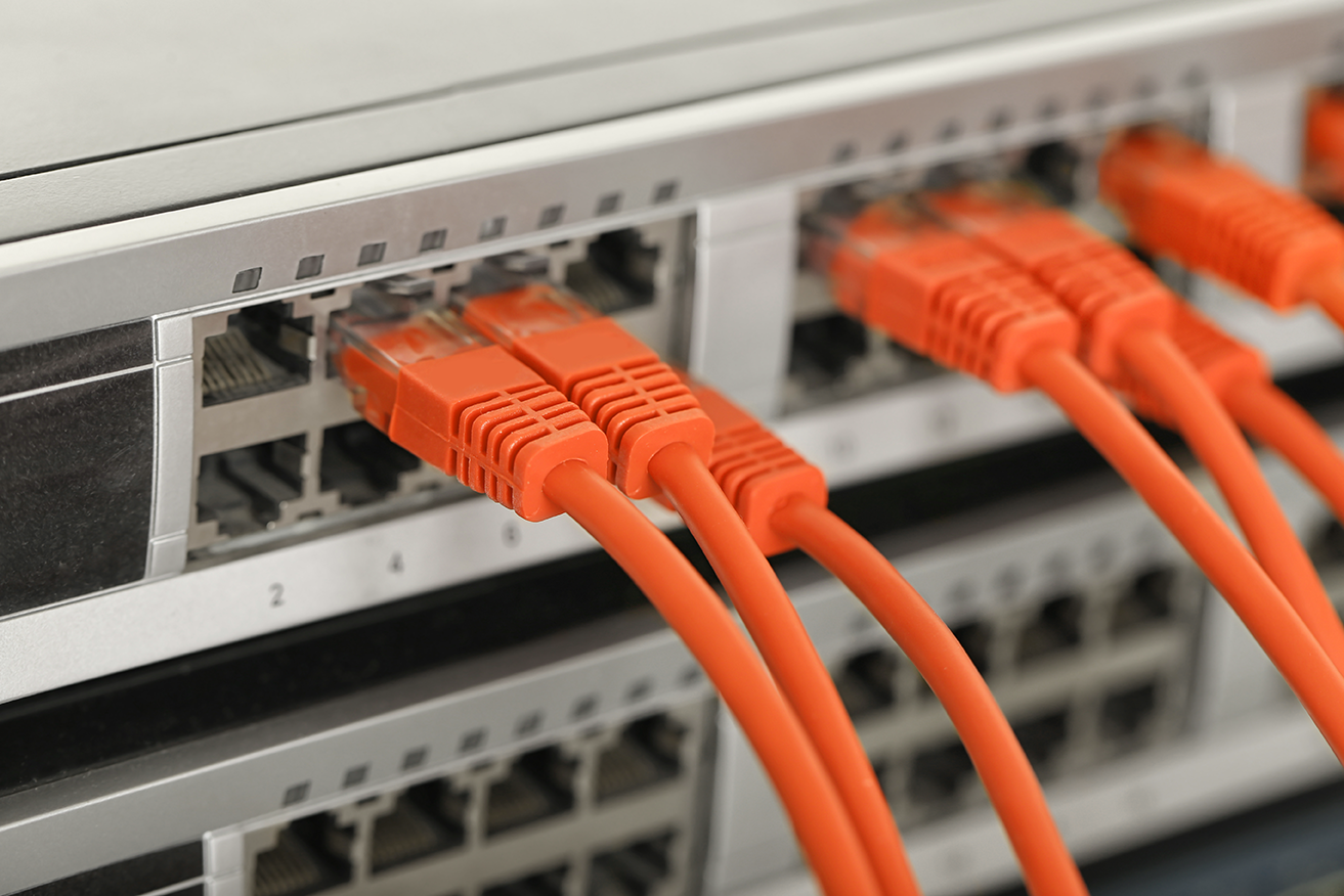 Cables conectados a rack con monitoreo de Ethernet