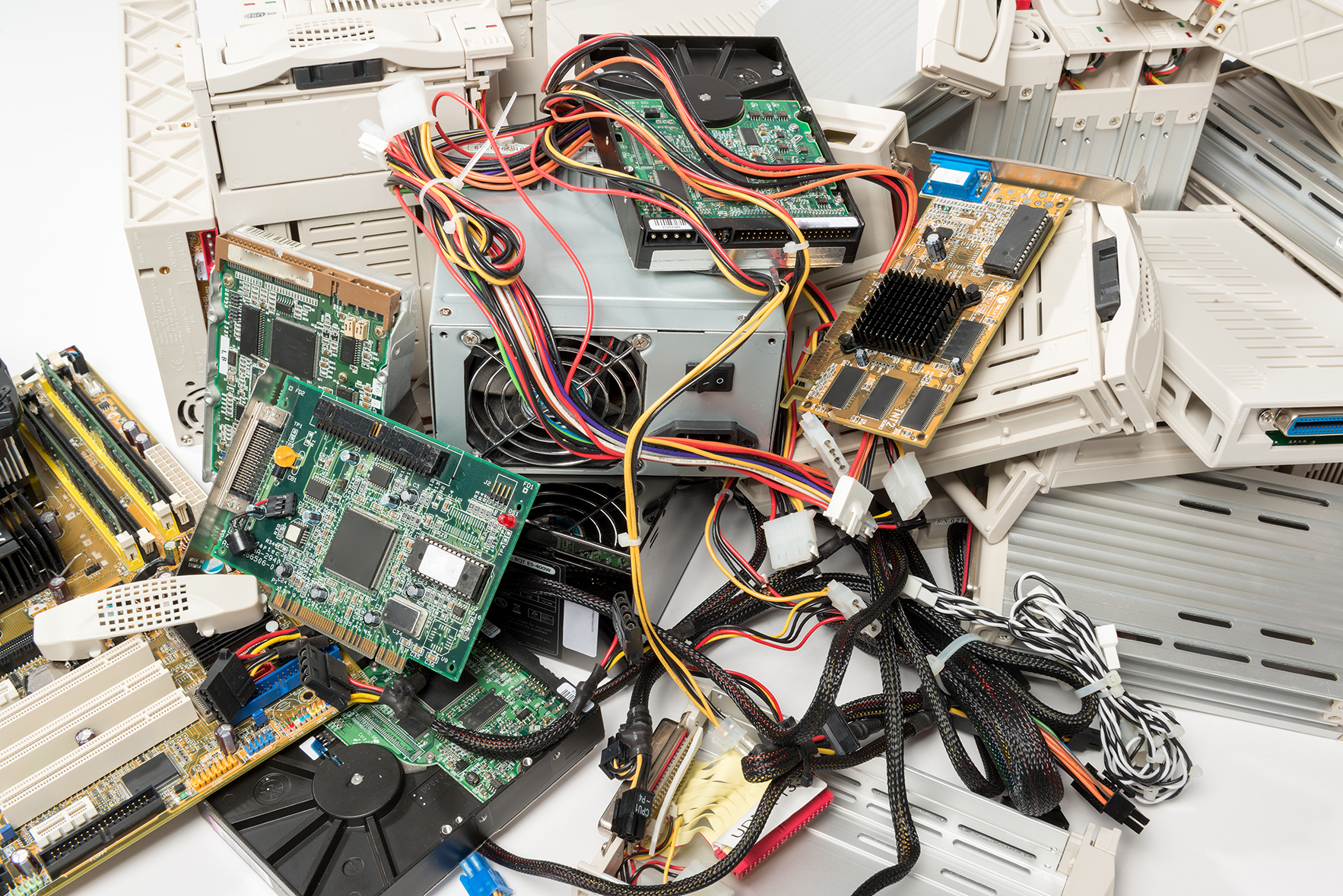 Equipos de cómputo viejos y basura esperando renovación tecnológica, ¿cuándo hacer un cambio de equipos TI?