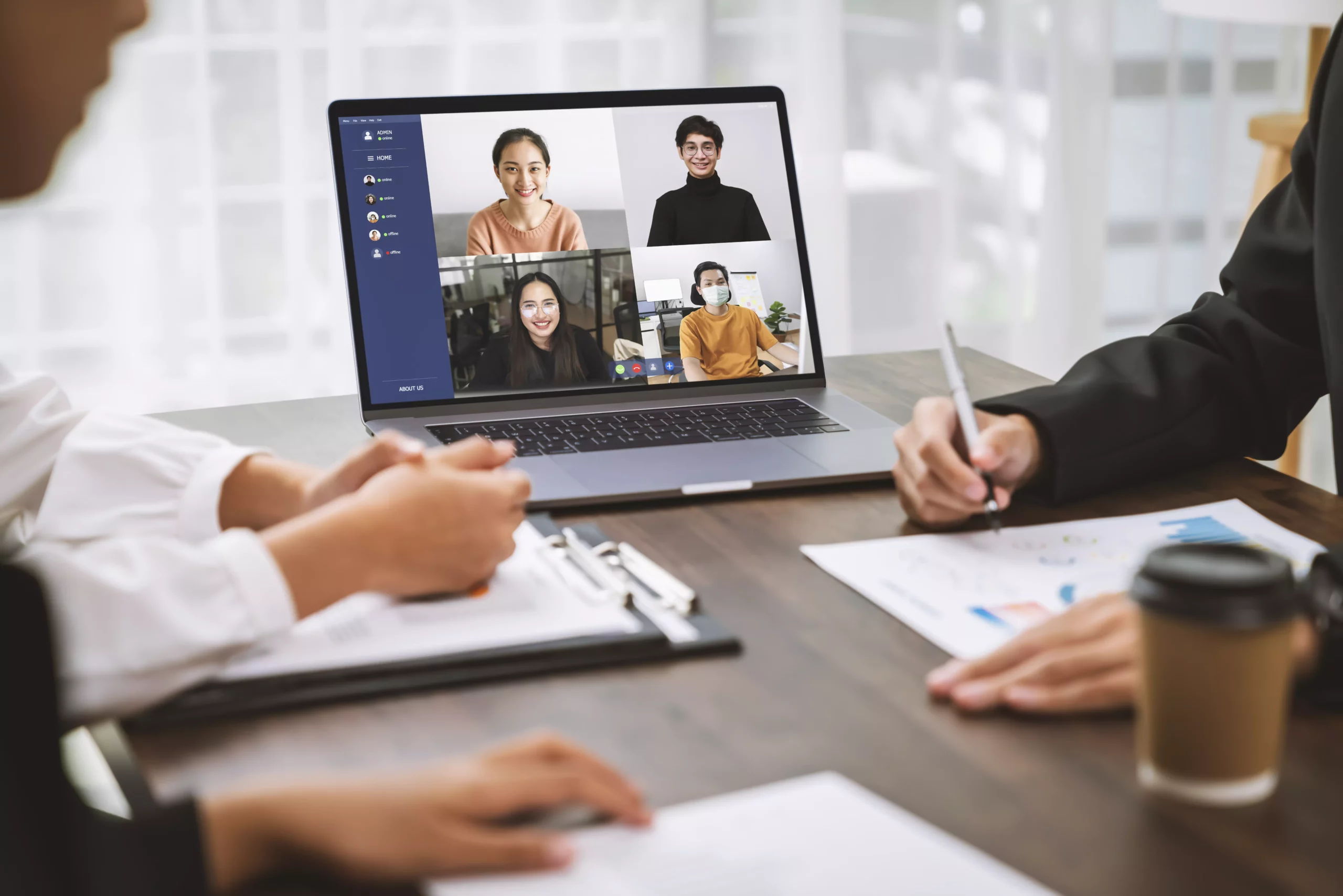 Reunión de equipo en sala de juntas presencial y vía remoto con Remote Access Plus