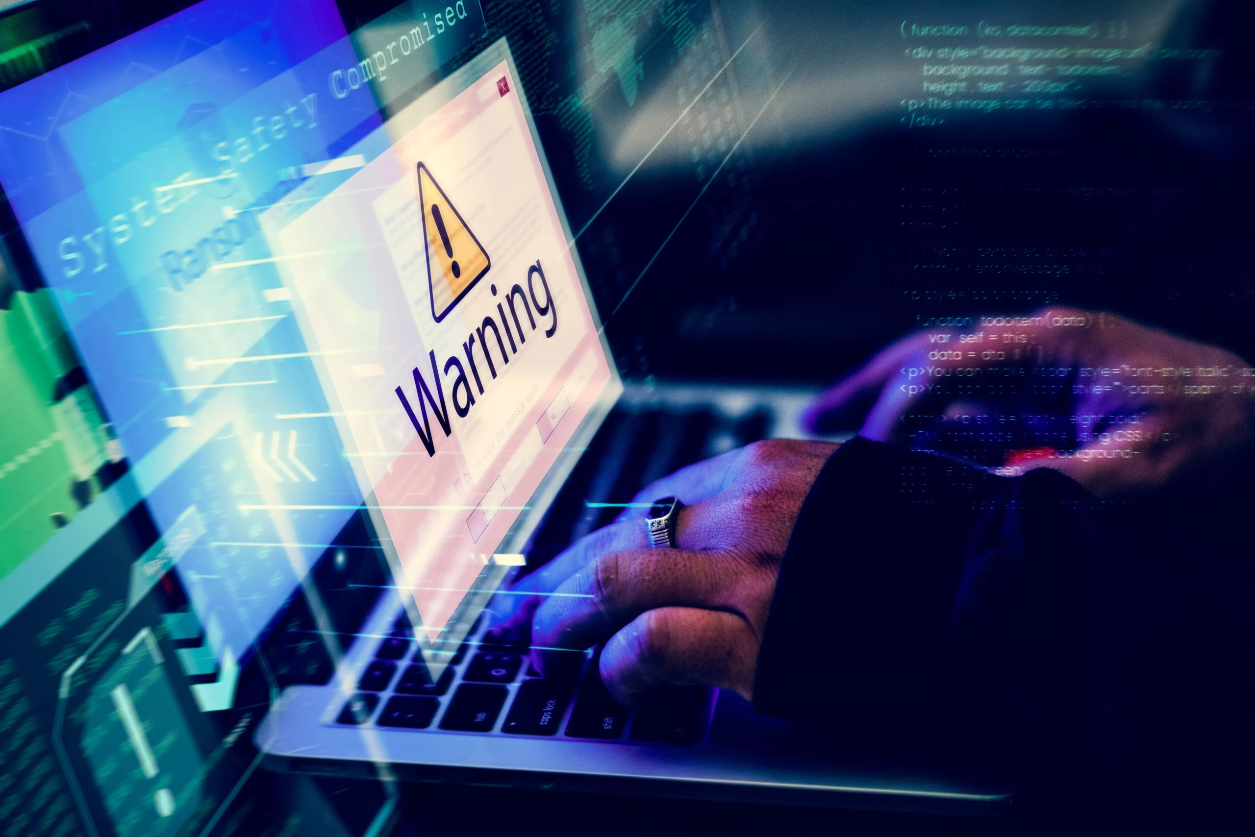 Computadora con palabra warning para detectar ataques de ciberseguridad más comunes en las empresas