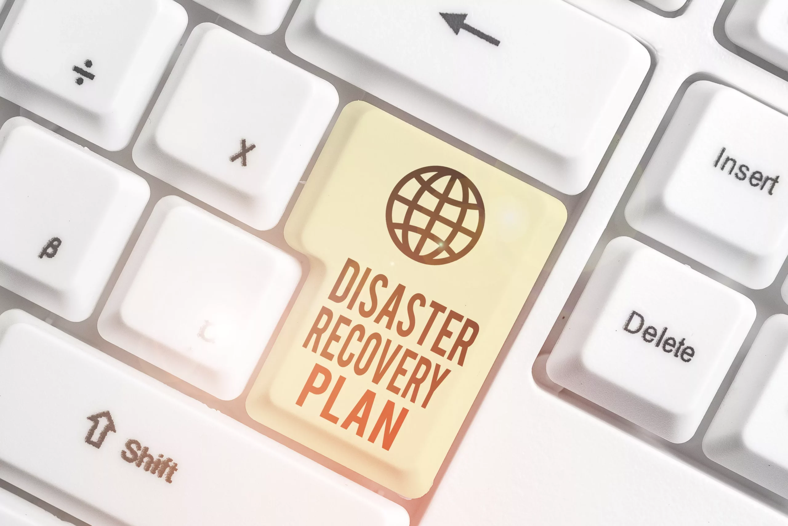 Teclado blanco con tecla disaster recovery plan. BCDR y los principales desafíos para asegurar la continuidad del negocio