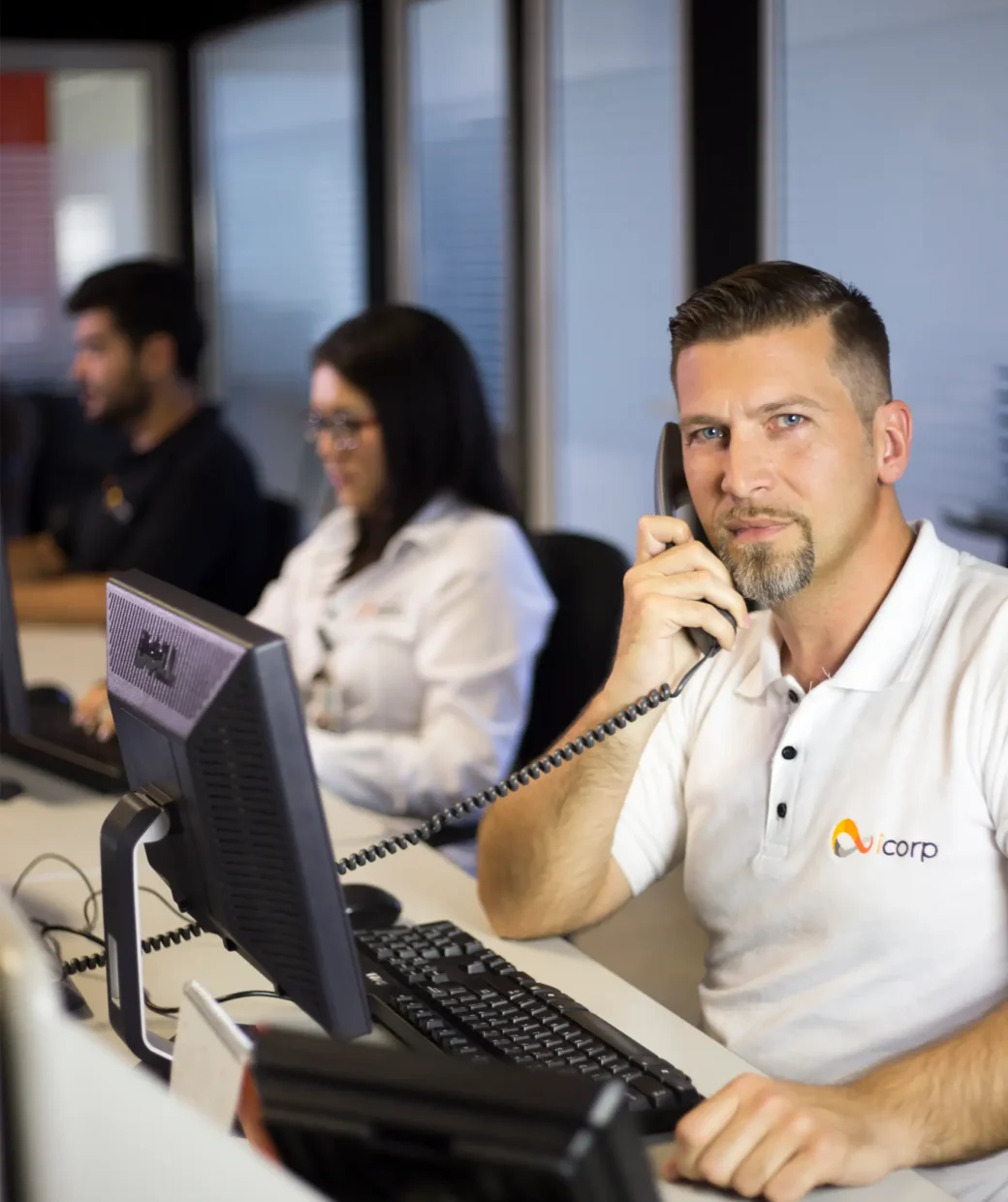 Hombre hablando por teléfono dentro de un Call Center Tecnológico