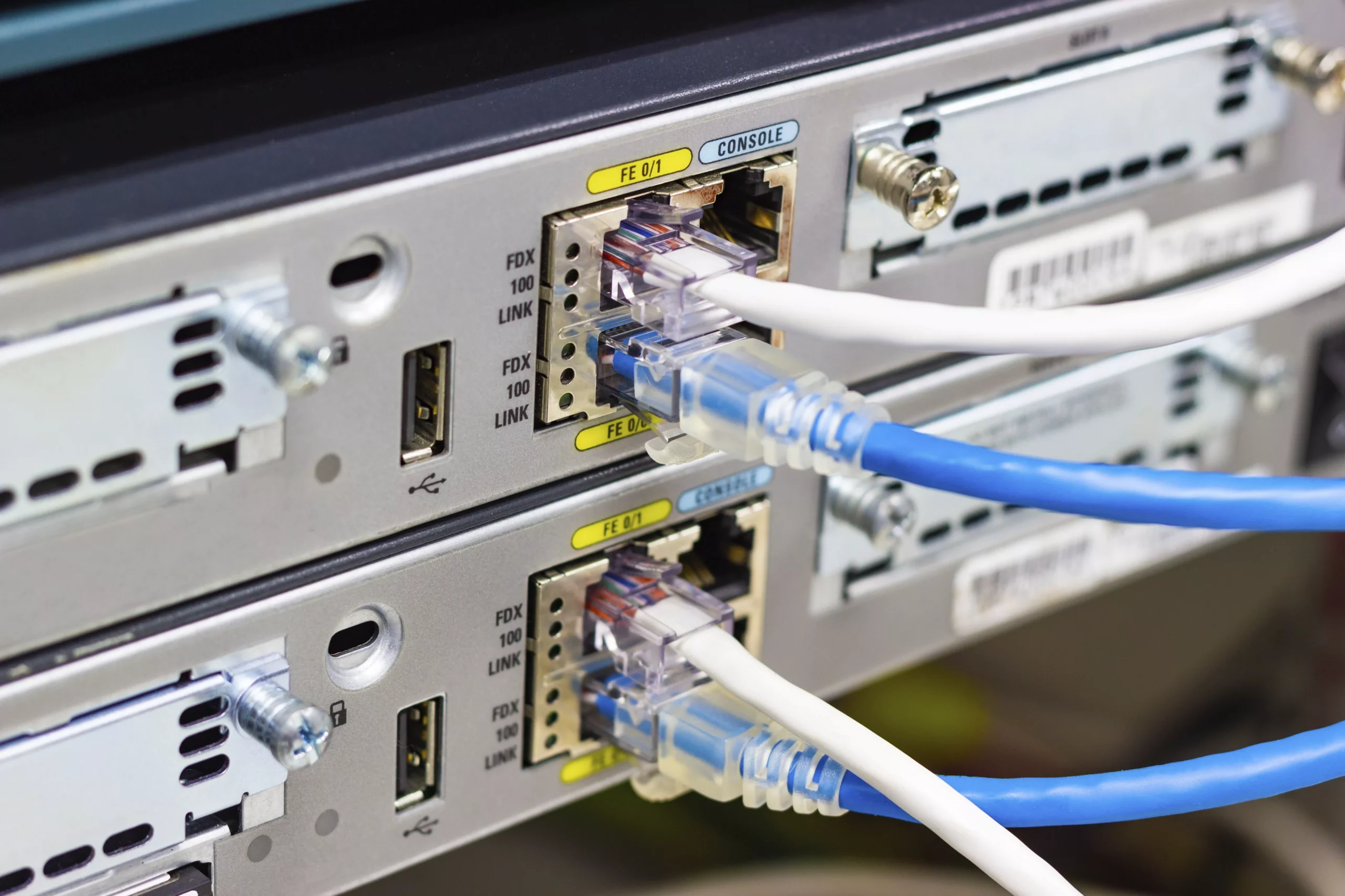 Rack con conectores de cable con OpUtils el administrados de puertos switch y direcciones IP