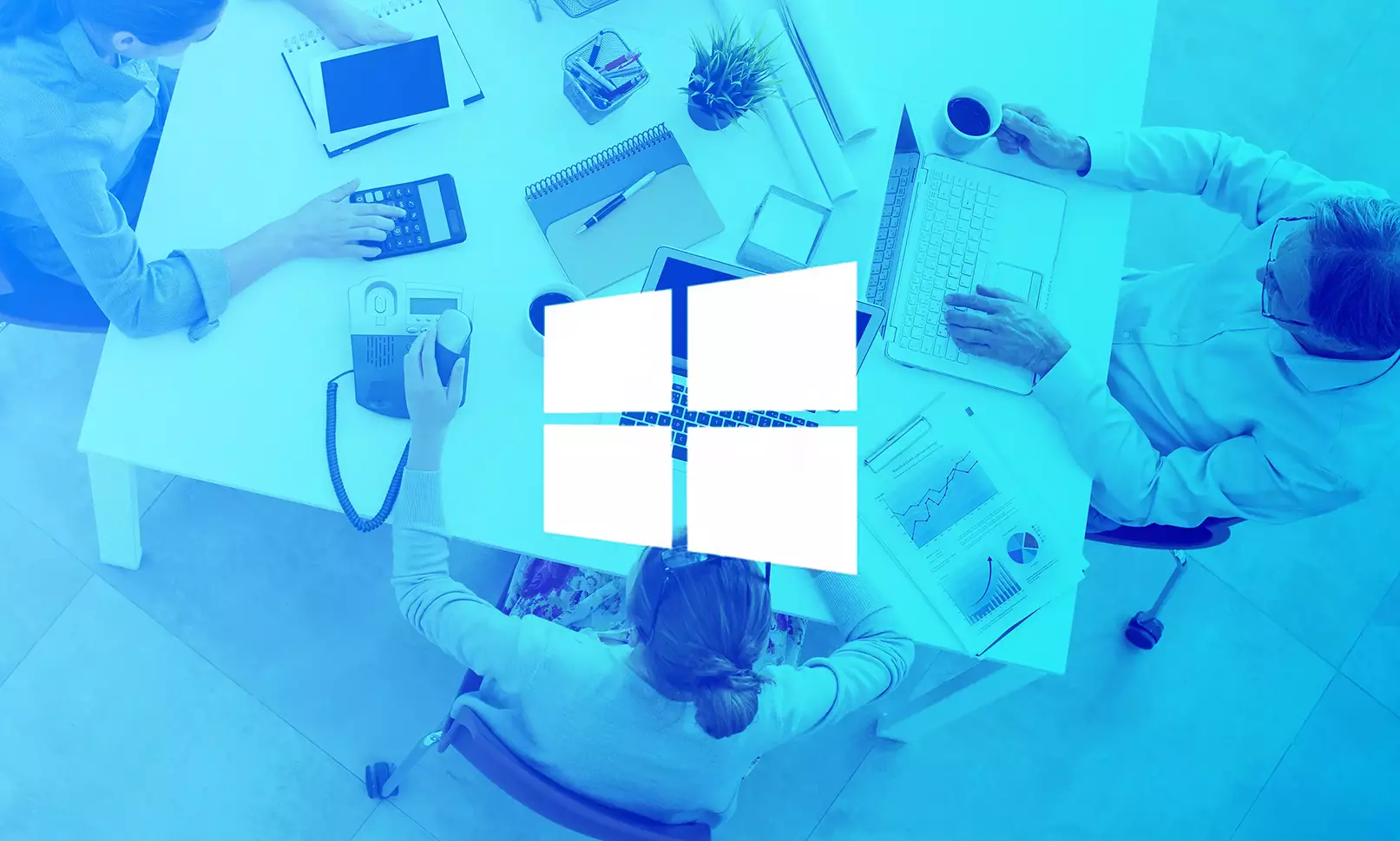 Plano cenital de un escritorio con un equipo de personas trabajando con logo de Microsoft, monitoreando el rendimiento de Microsoft Teams