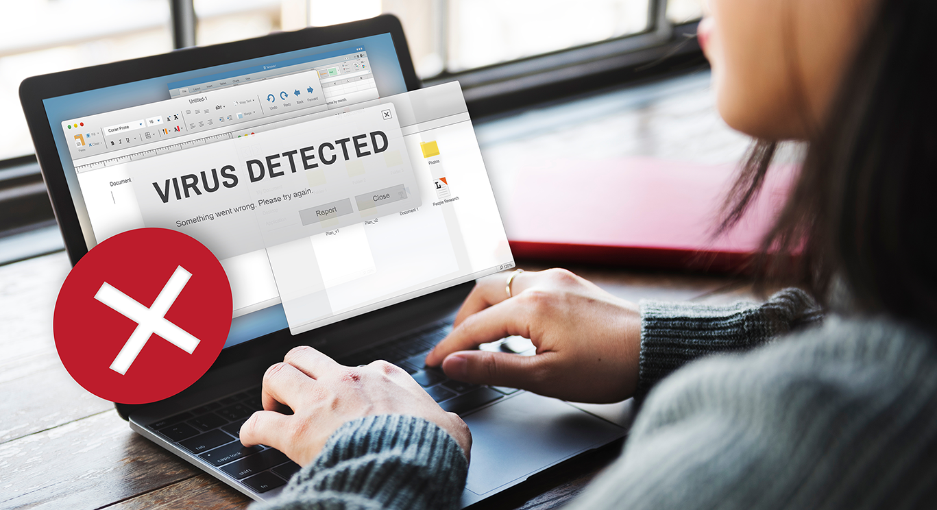 mujer usando computadora infectada por un fileless malware