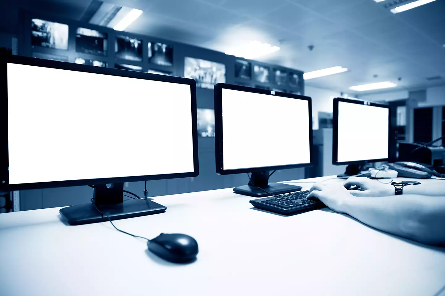 Computadoras dentro de un centro de operaciones donde se ven los beneficios que ofrece un noc network operations center