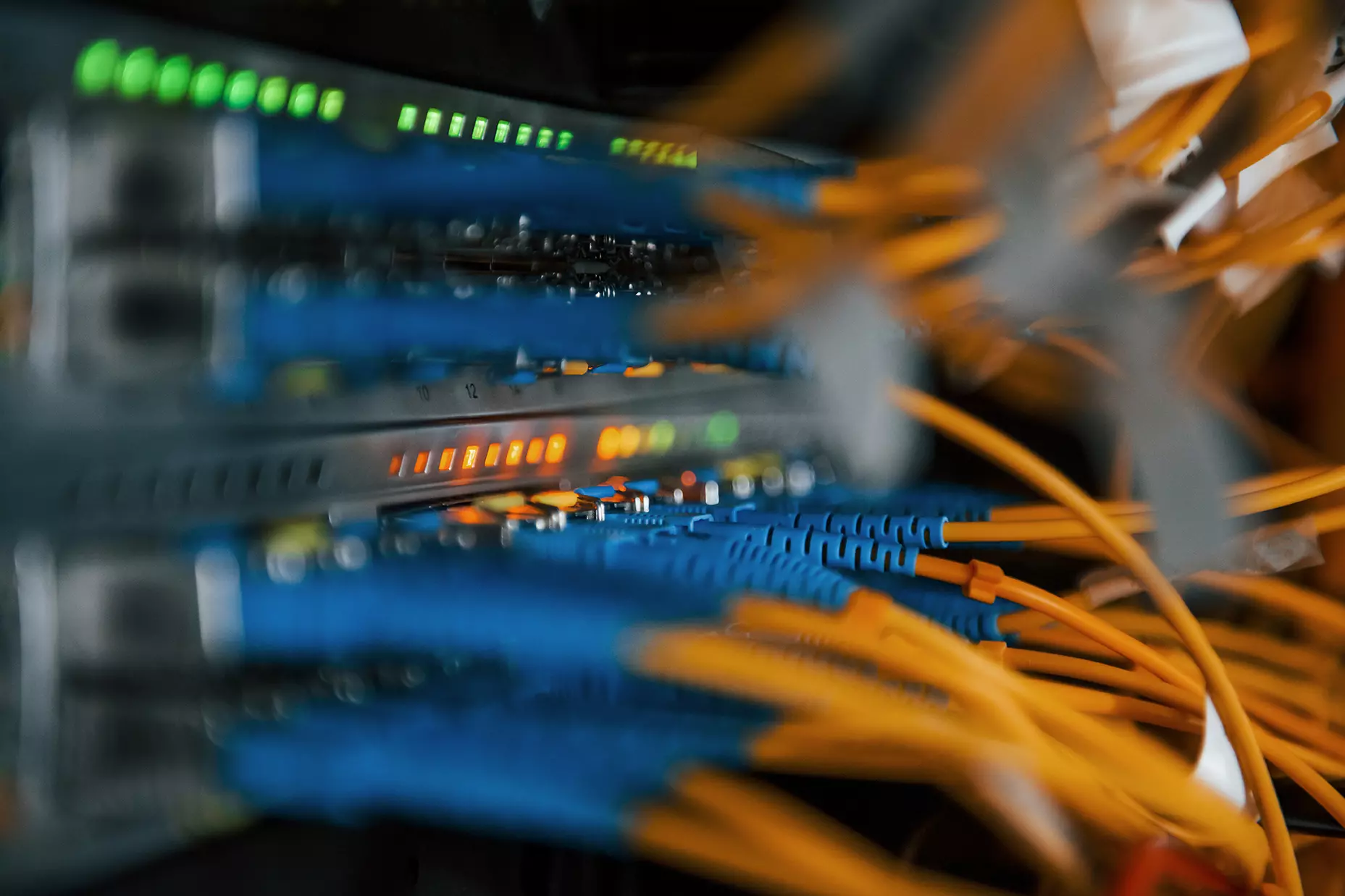 Cables de red conectados a un servidor representando las 4 maneras de mejorar la gestión de infraestructura de TI