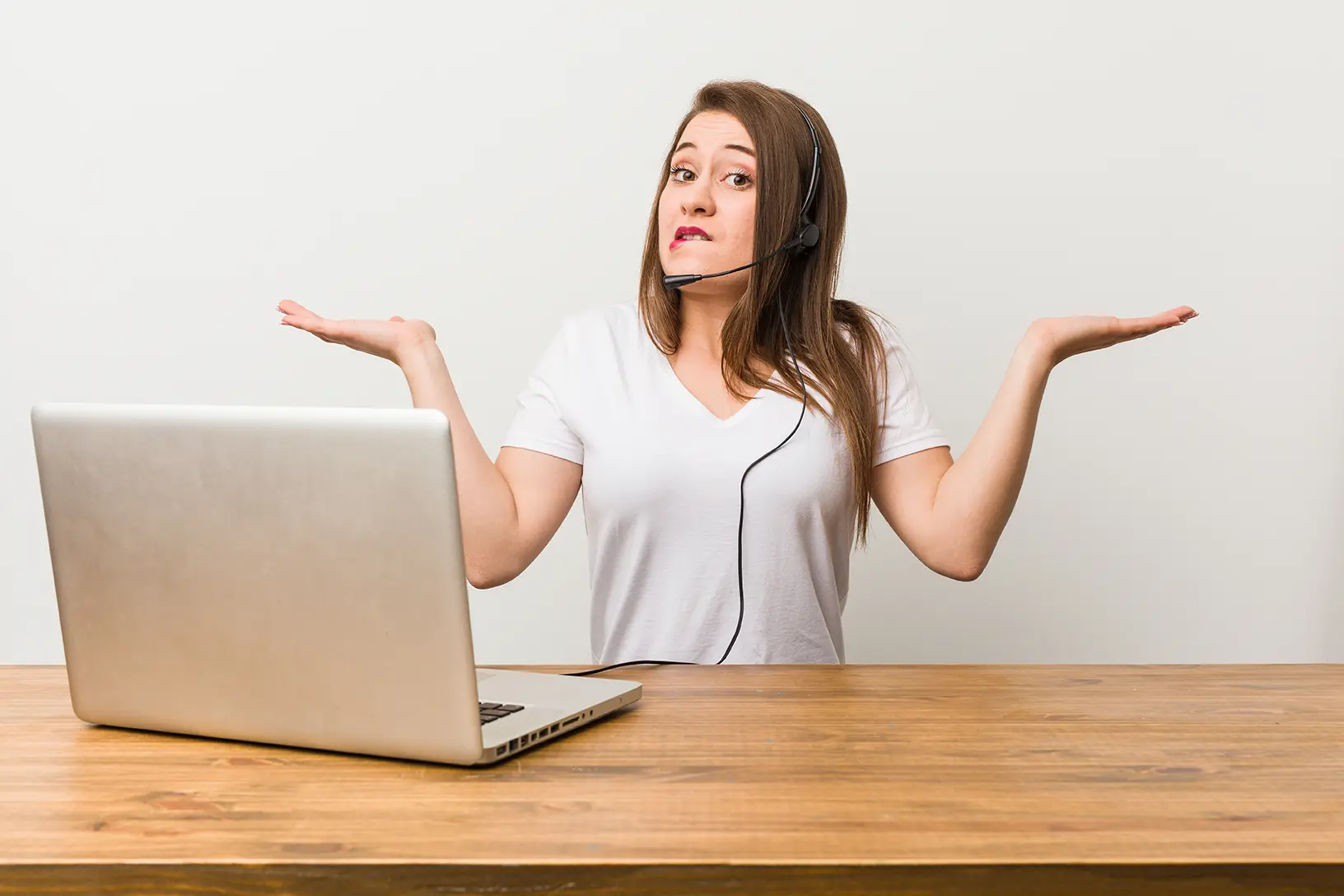 Mujer frente a computadora indicando 5 maneras de equipar mejor un Service Desk para Internet de las Cosas en las empresas.