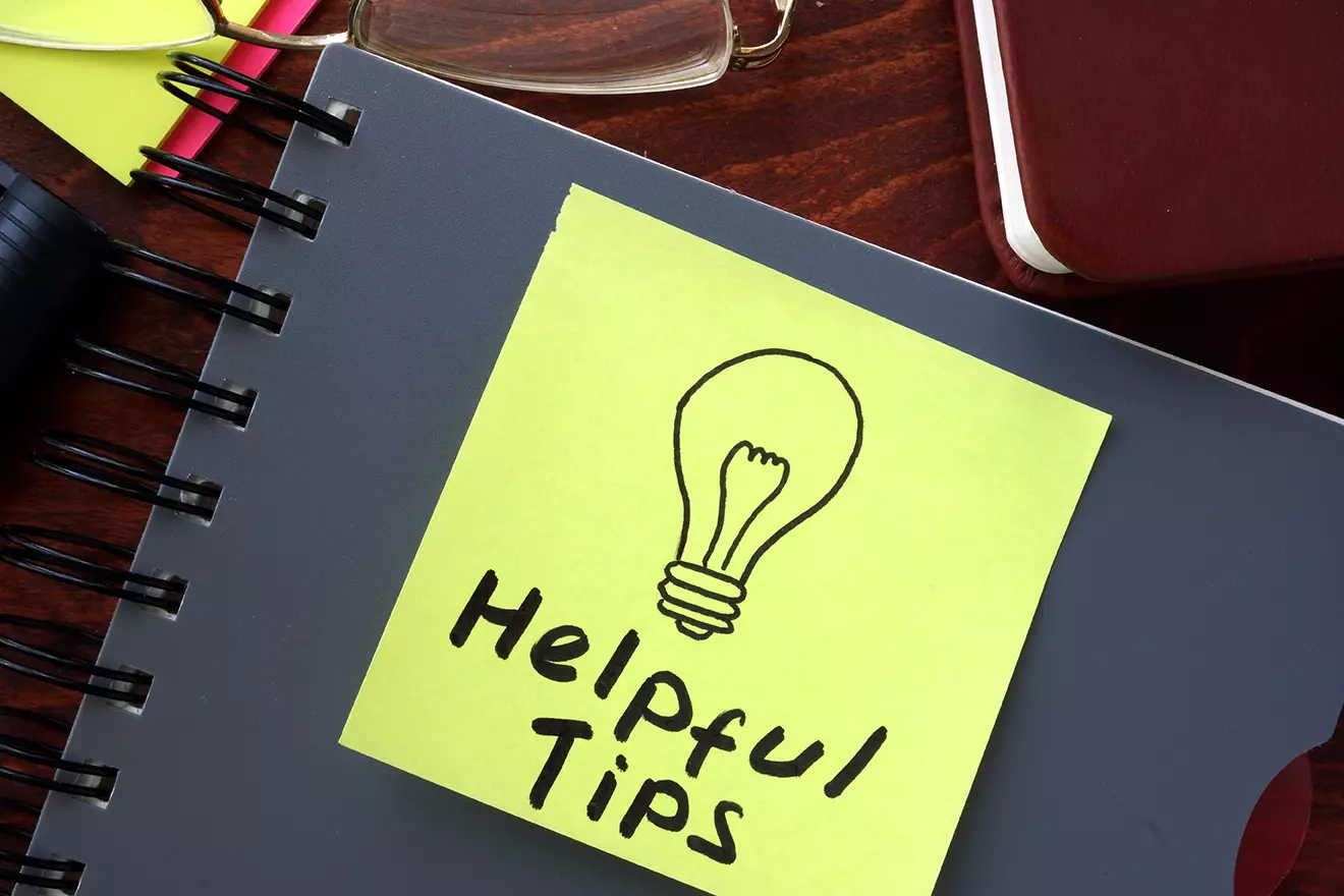 Cuaderno con un post it de Helpful Tips mostrando 6 Tips para lograr una exitosa implementación de ITIL.