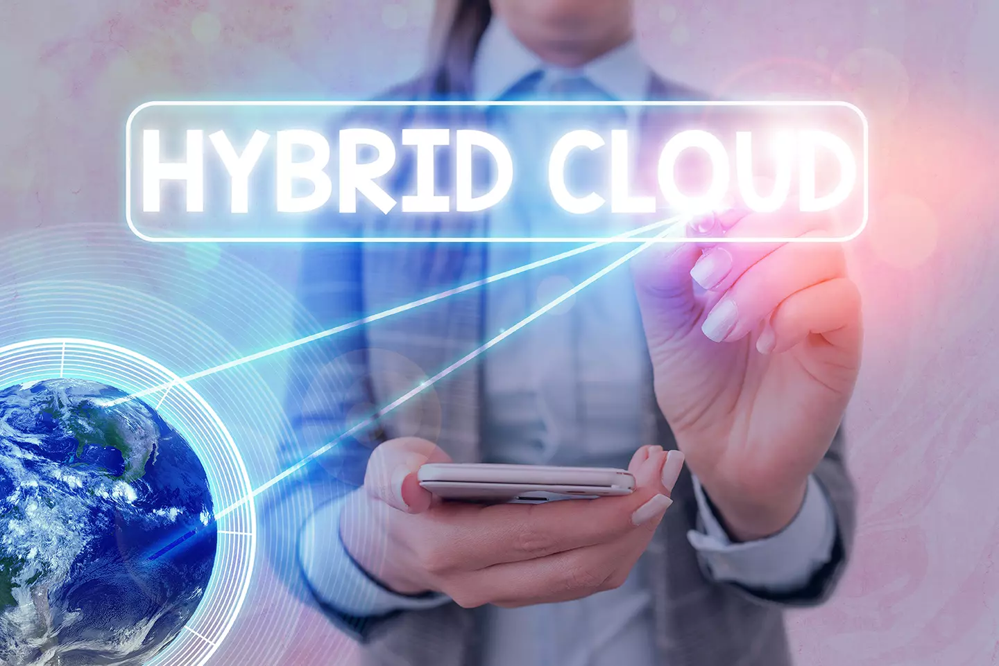 Mujer frente a palabra: Hybrid Cloud