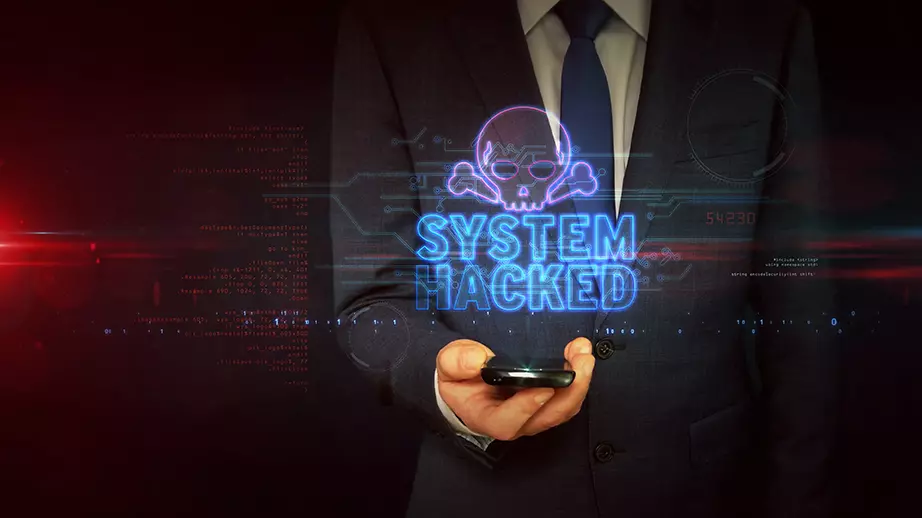 Hombre sosteniendo letrero de system hacked