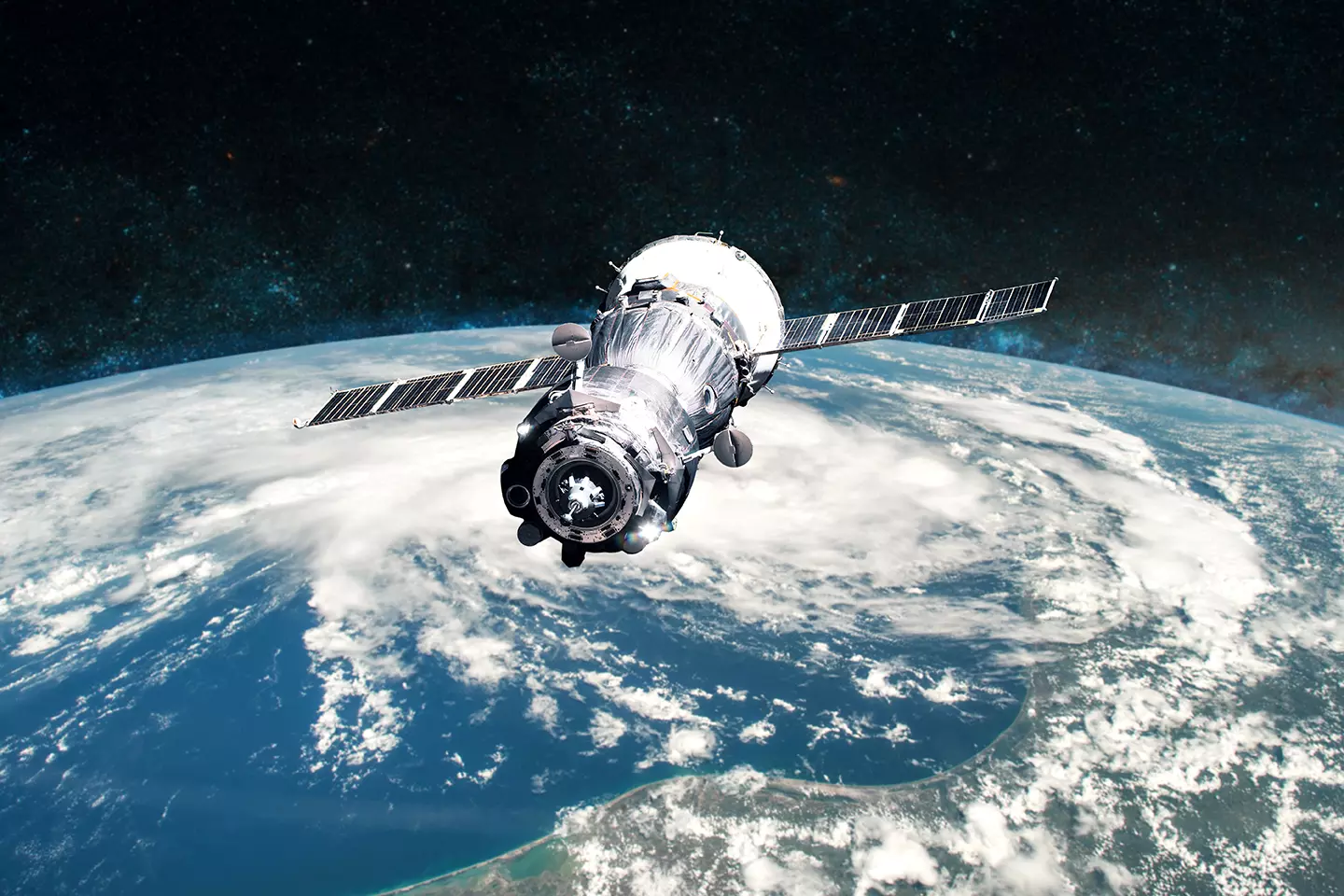Satélite en el espacio representando que Amazon lanzarán miles de satélites al espacio para proveer internet