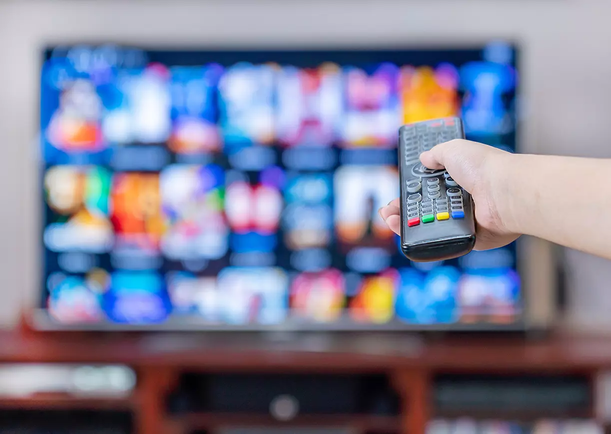 Pantalla con y control remoto mostrando el Apple TV Plus, el nuevo servicio de streaming de video de Apple