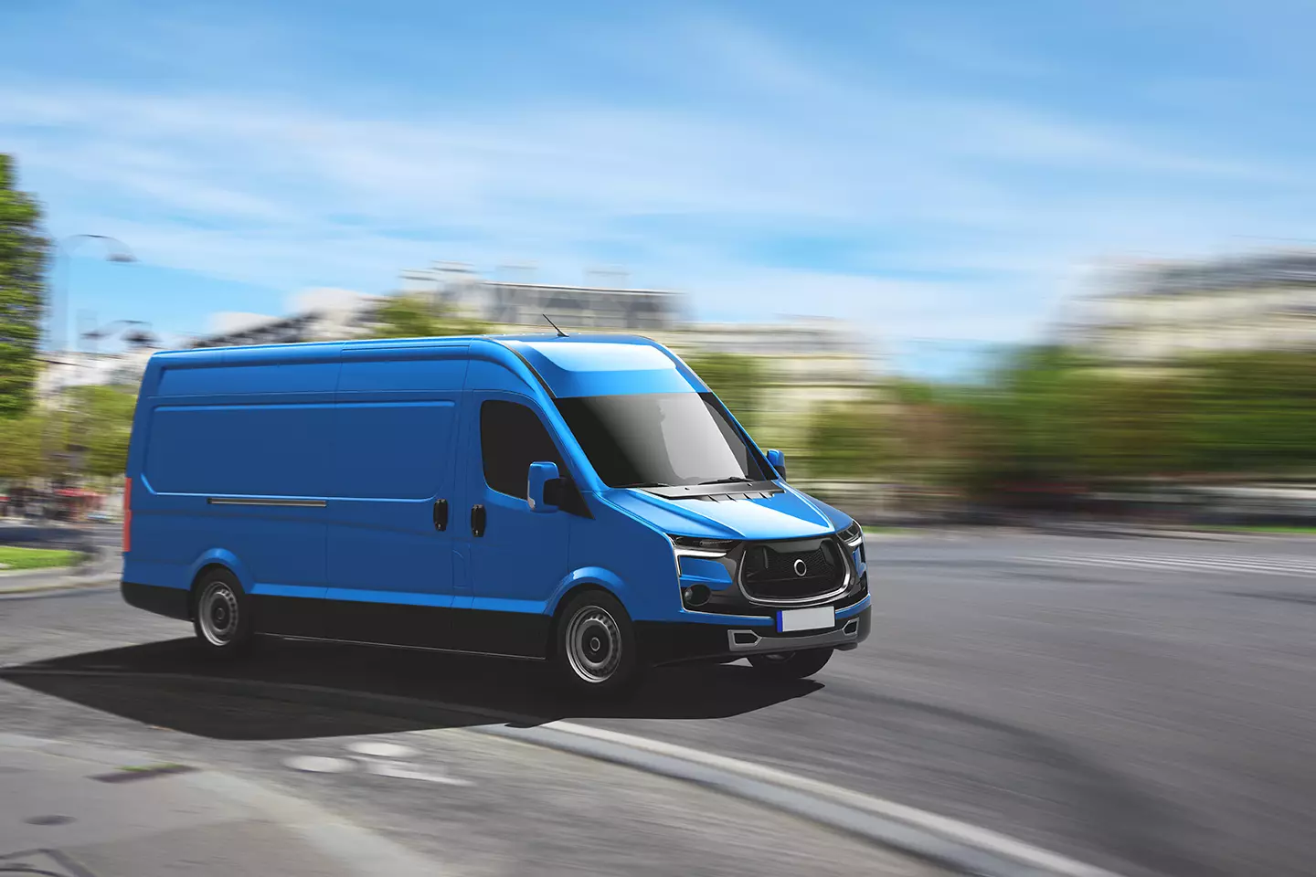 Camioneta azul rodando sobre carretera representando que Apple y Volkswagen se aliarían para crear vans autónomas