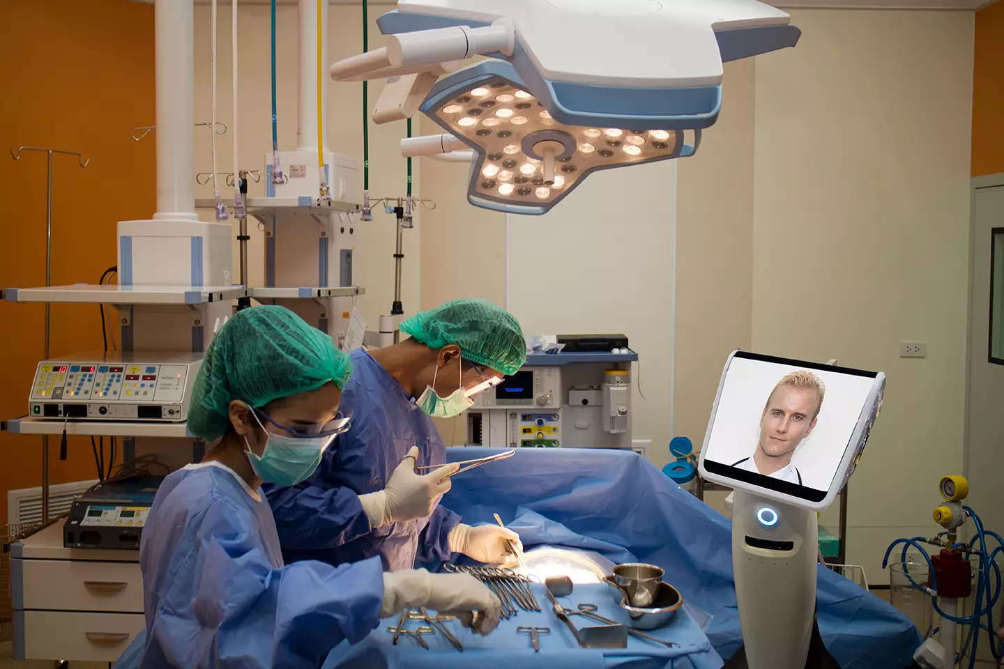 Sala de operaciones con doctores operando proyectando un video representando que Ava Robotics lanza robot autónomo de telepresencia