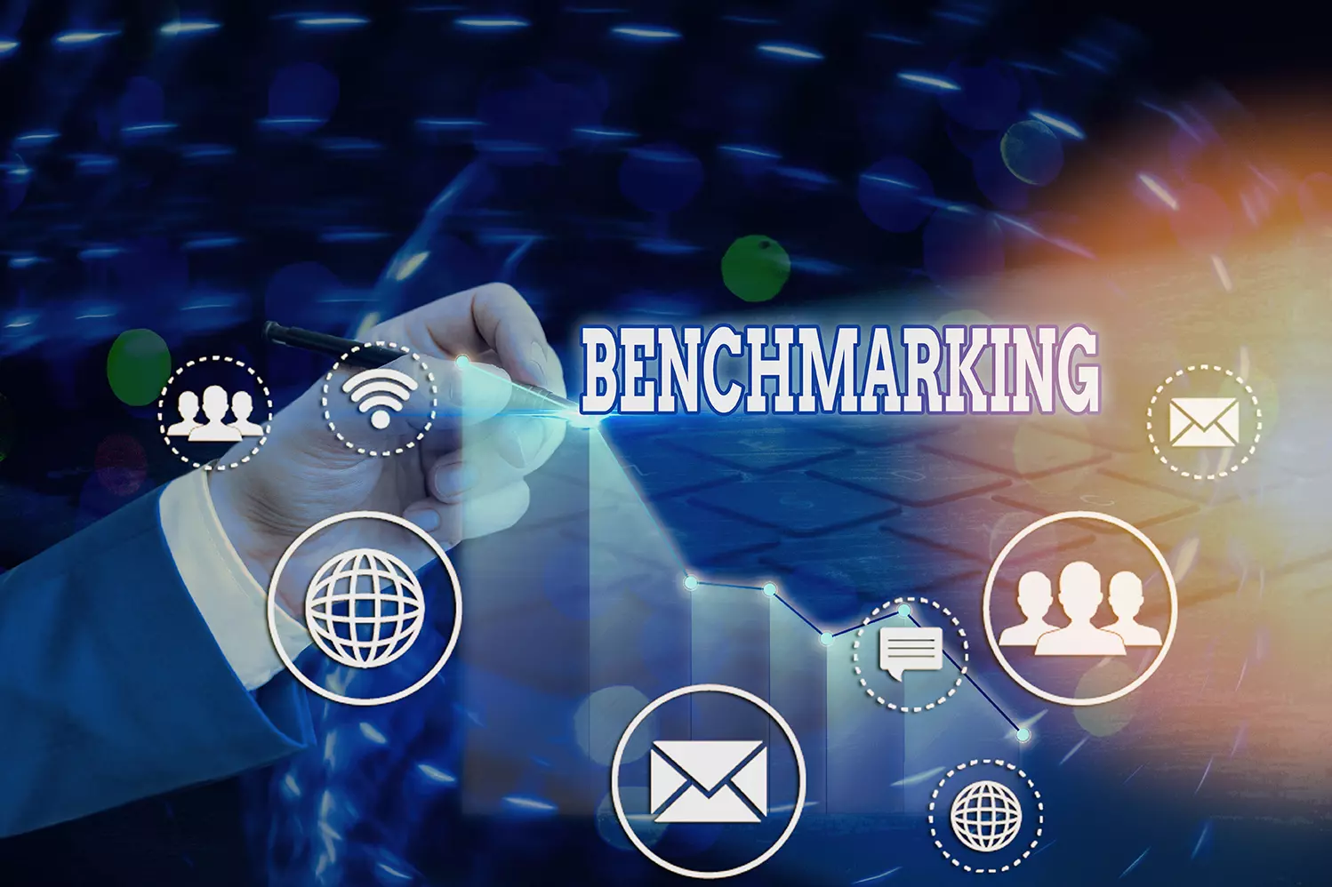 Palabra de Benchmarking escrita con íconos de internet, usuarios y correos mostrando el Benchmarking de TI y cómo evaluar los esfuerzos en transformación de TI.