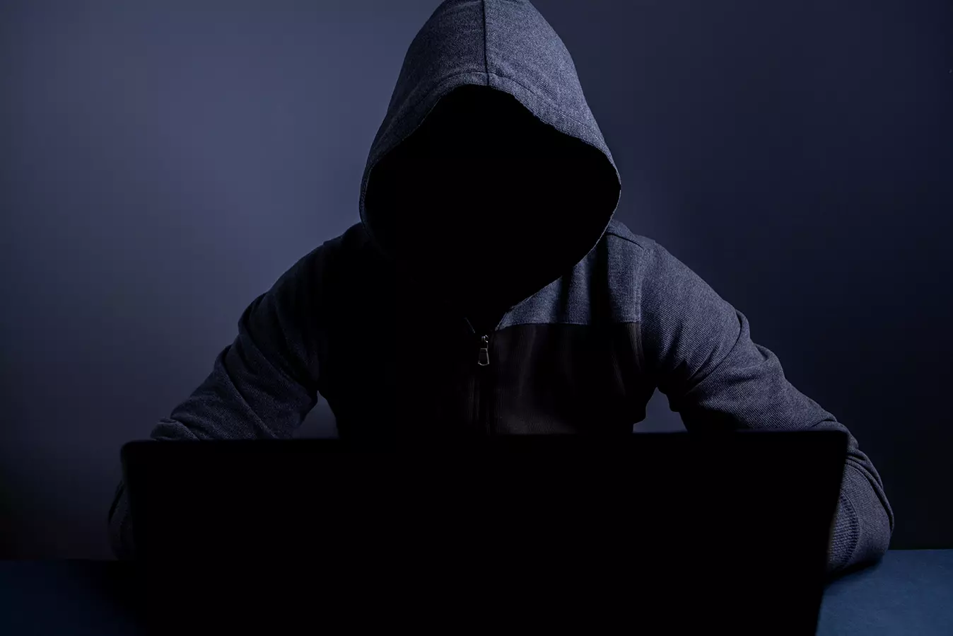 Hacker frente a computadora representando ciberataque a SPEI fue perpetrado por crackers norcoreanos.