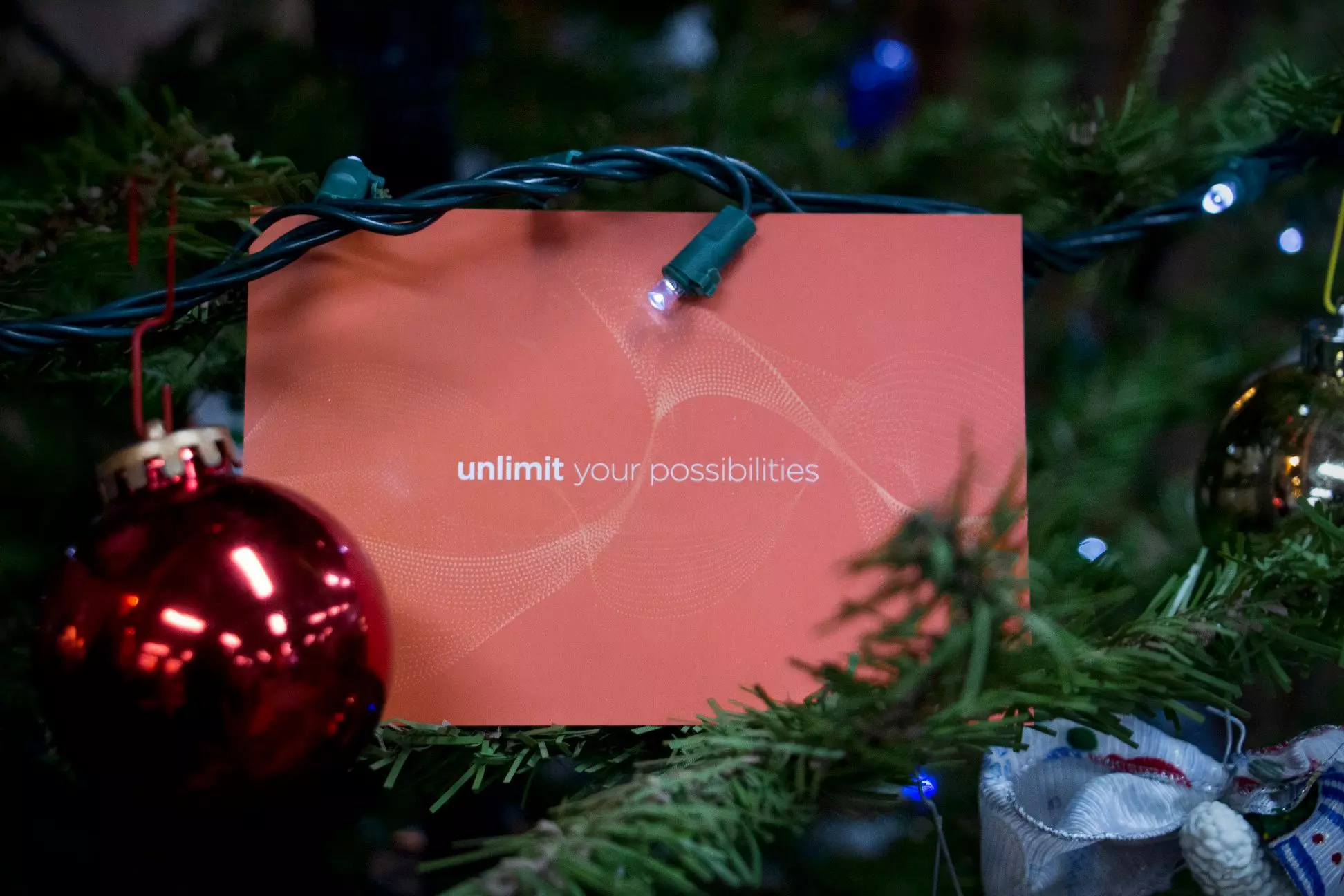 Close up de árbol de Navidad con una tarjeta navideña, deseando una feliz navidad y un cierre de año con actitud icorp