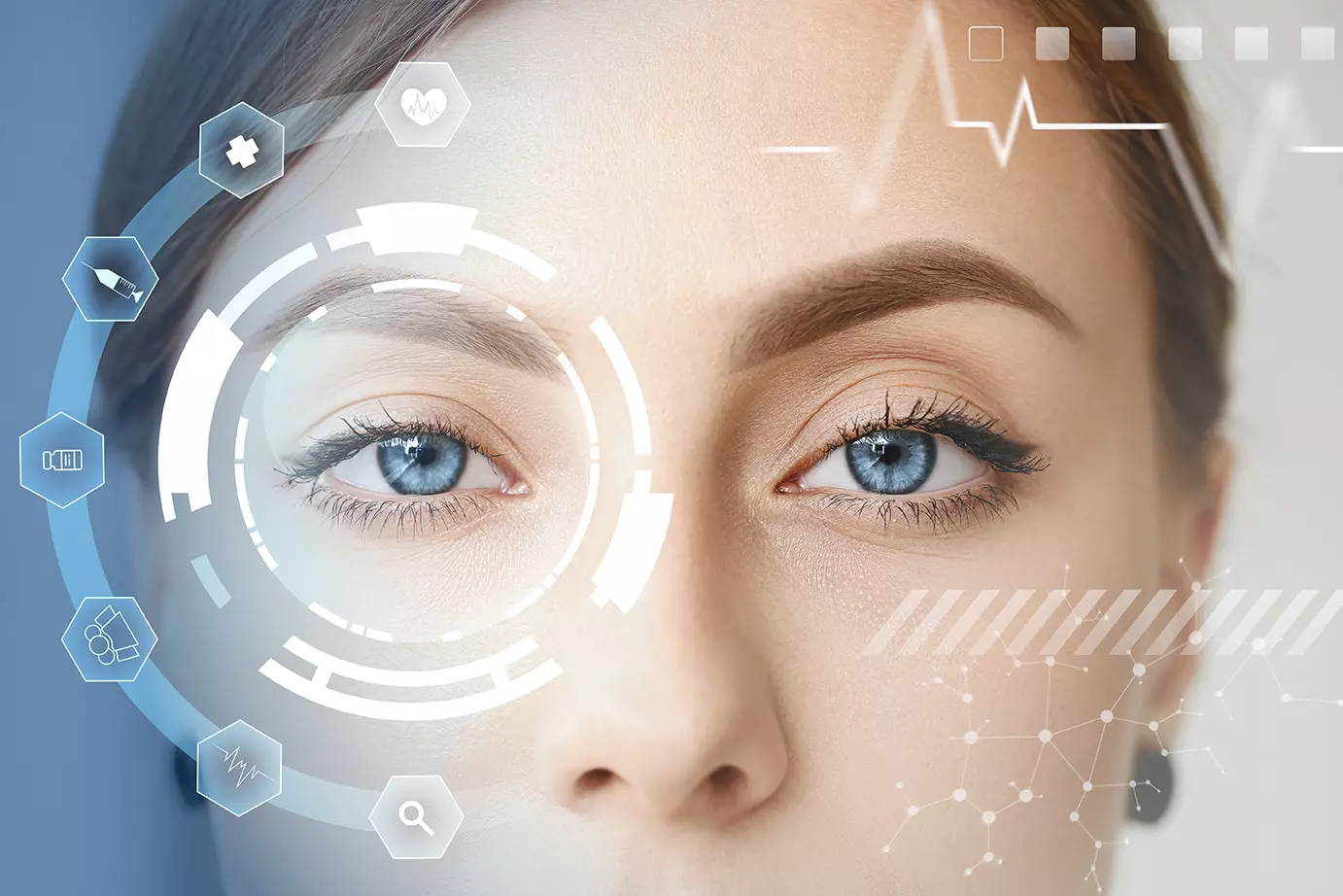 Close up de ojos mujer revisando digitalmente, representando que Deepmind asegura que su Inteligencia Artificial puede detectar enfermedades oculares.