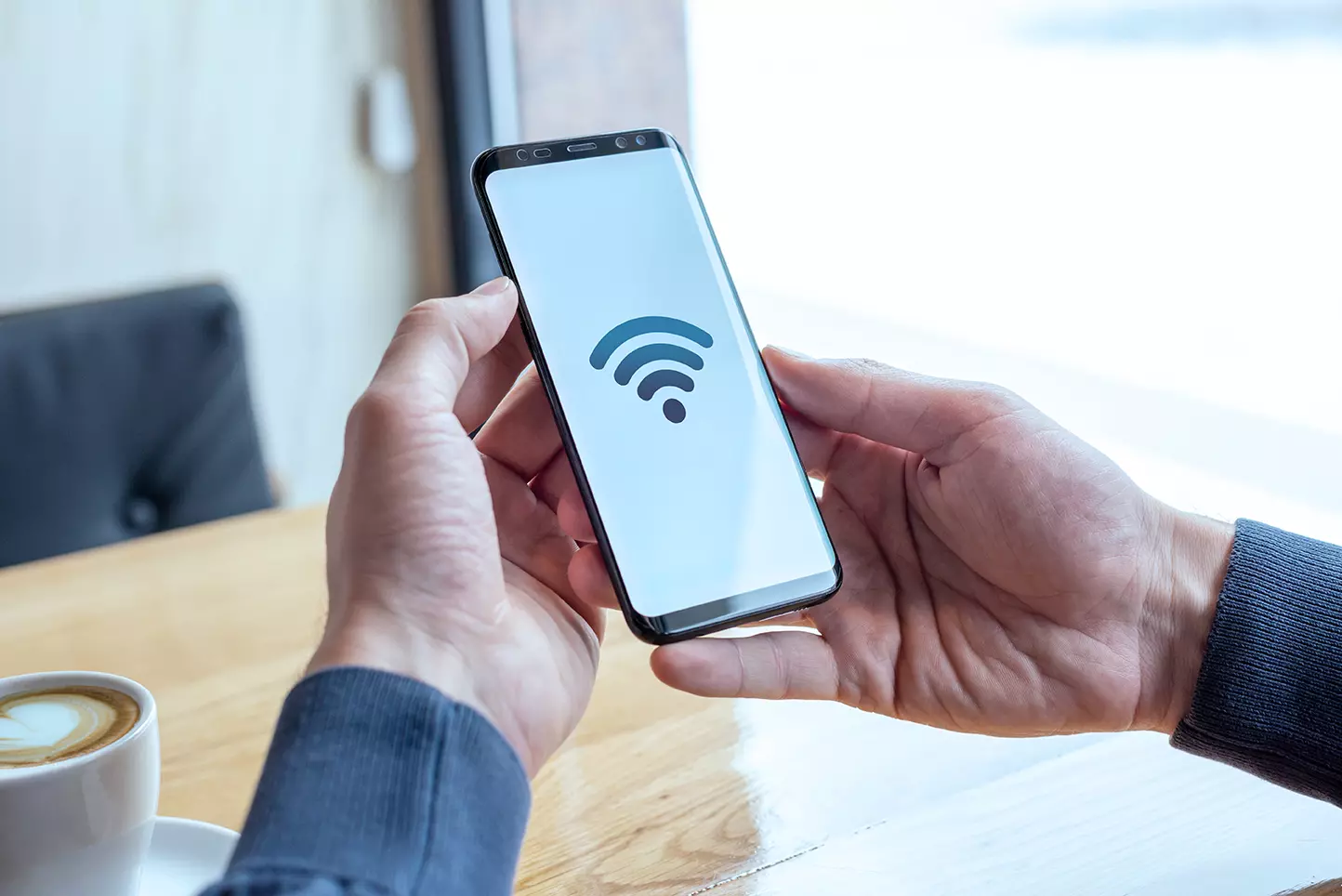 Celular buscando señal Wi-Fi