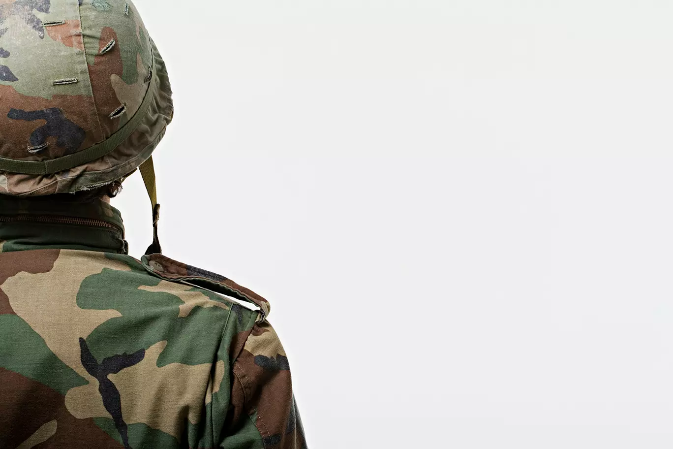 Soldado de espaldas, representando que el Ejército de EU, está desallando inteligencia artificial que reconoce rostros a través de paredes.