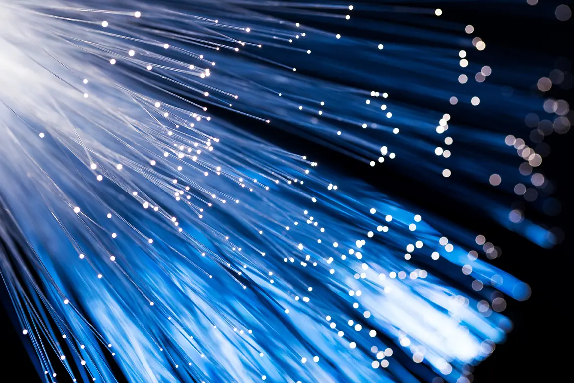 Luces de fibra óptica indicando que en el Reino Unido quieren instalar fibra óptica en cada hogar para 2033.