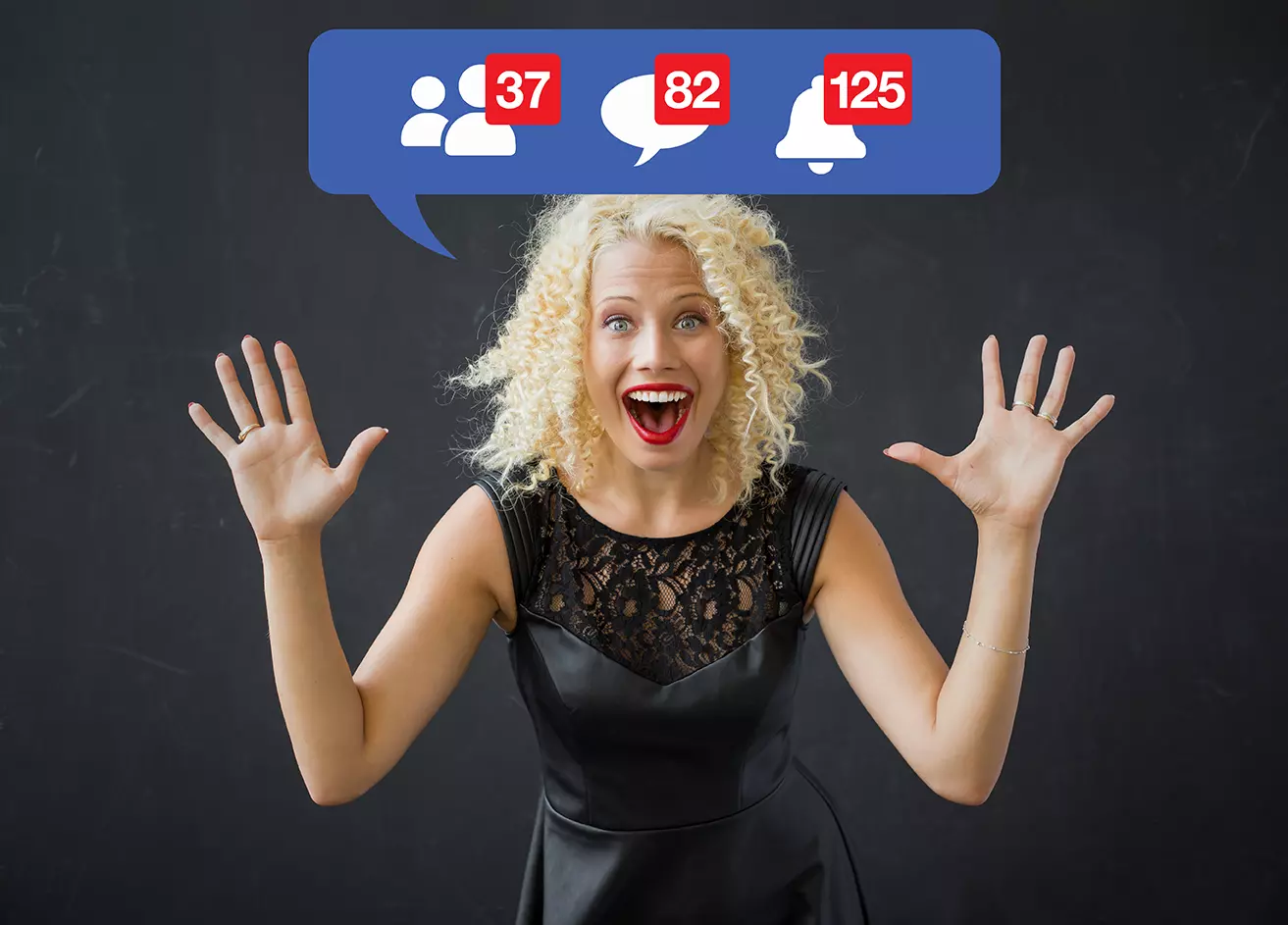 Mujer con vestido y una sonrisa mostrando íconos de facebook, indicando que Facebook TV podría ser lanzada en agosto.